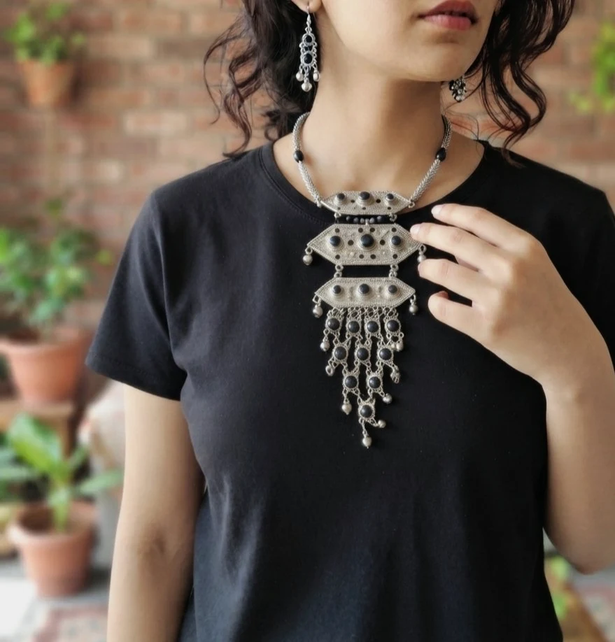 Parure collier et boucles d'oreilles style ethnique bohème argenté et noir