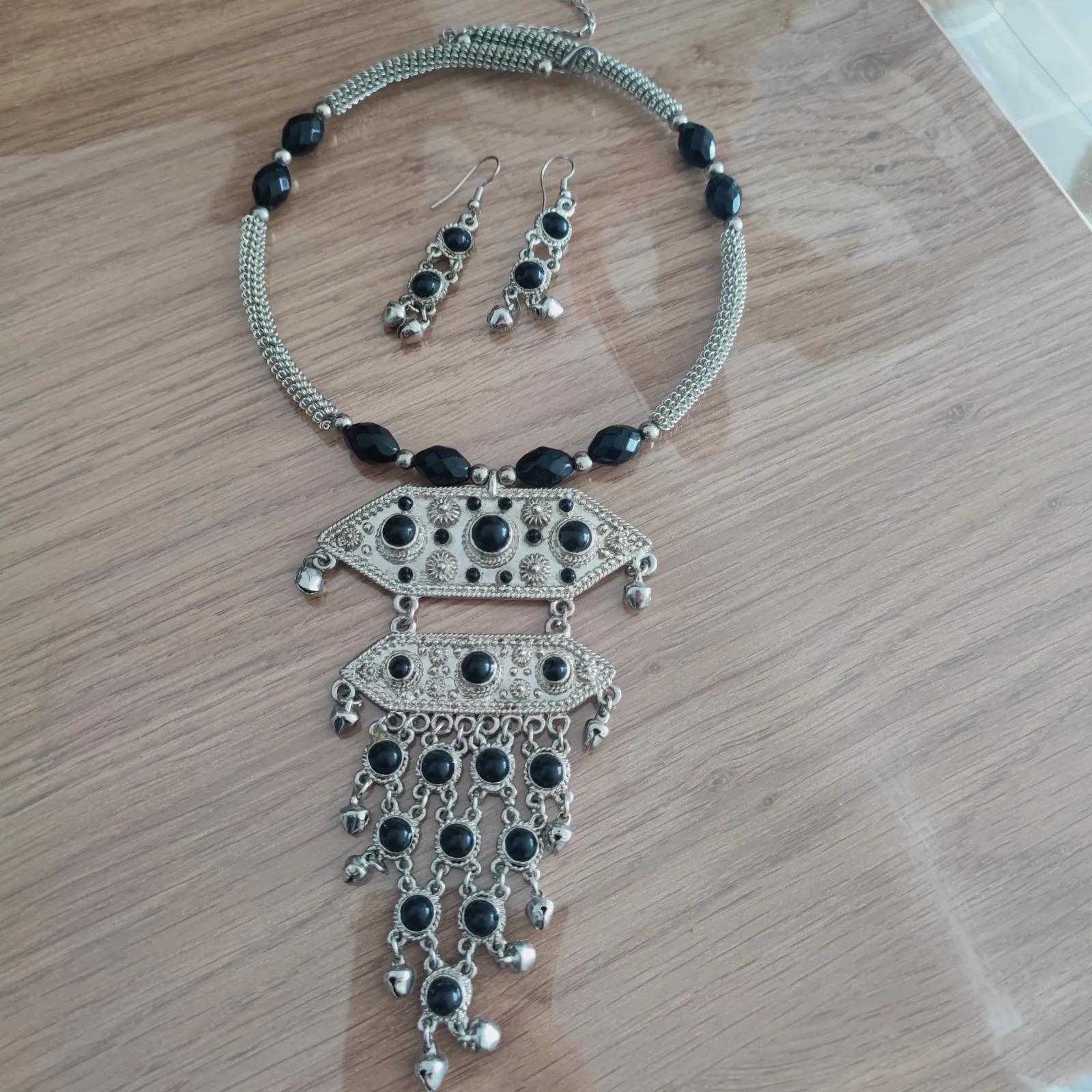 Parure collier et boucles d'oreilles style ethnique bohème argenté et noir – Sans 5
