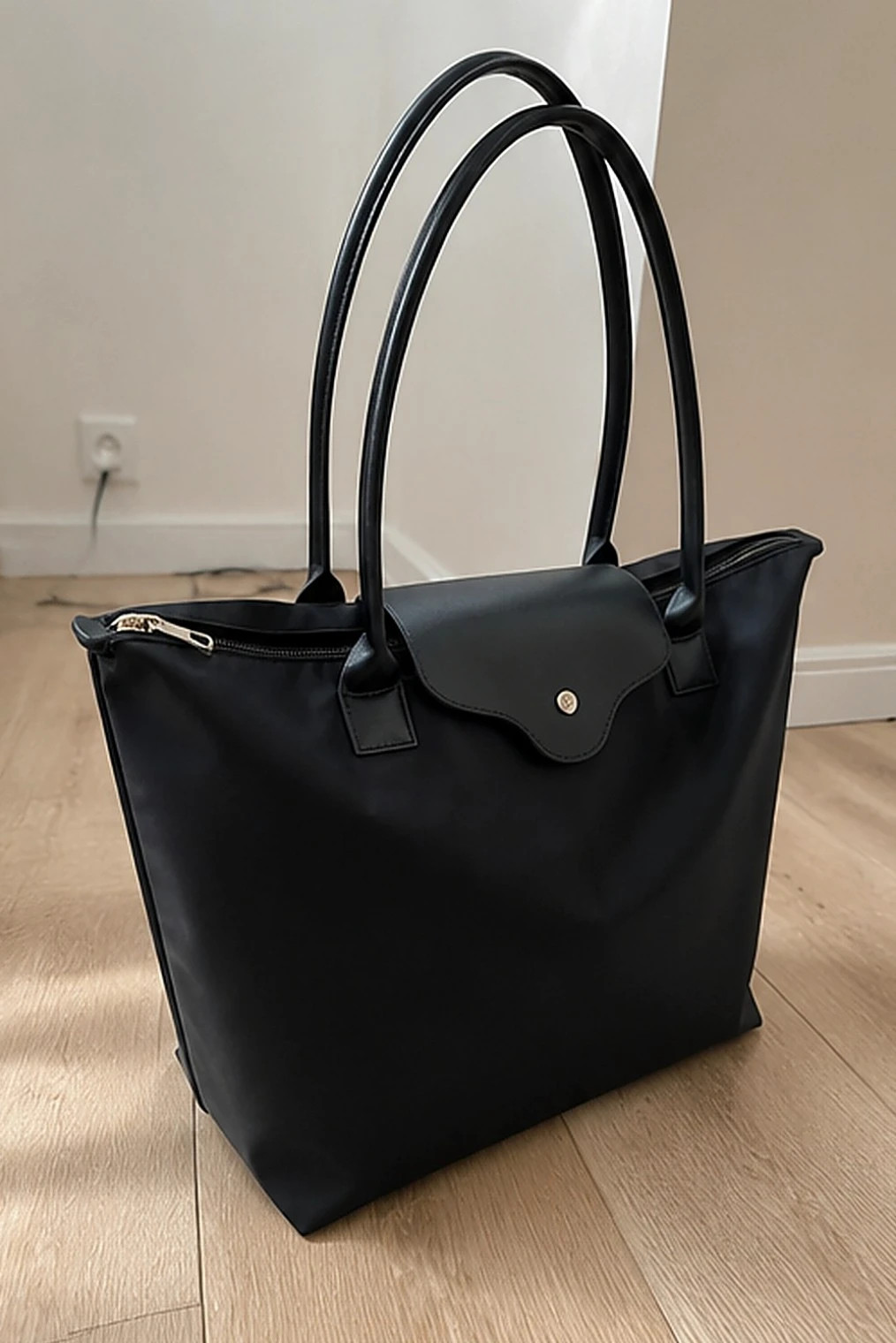 Sac fourre-tout noir minimaliste en toile avec fermeture zippee – Orenza 2