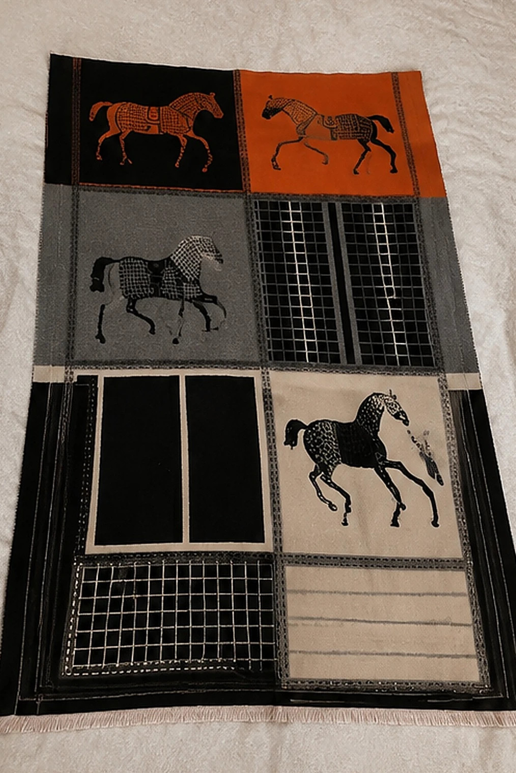 Echarpe rectangle motif chevaux et carreaux a franges – Haus Anklam 4