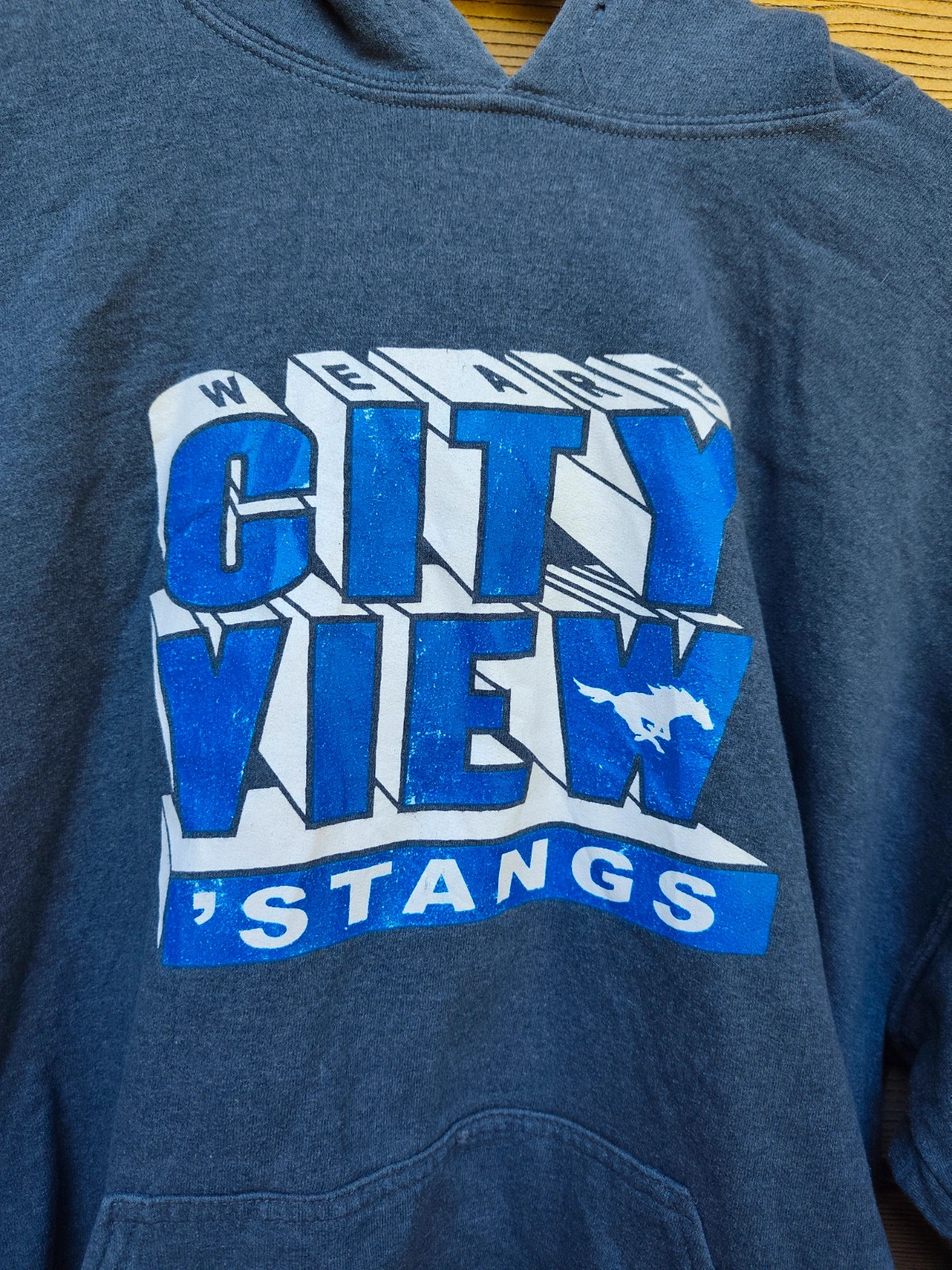 Sweat à capuche Gildan bleu marine 'City View Mustangs' – Gildan – taille L 2