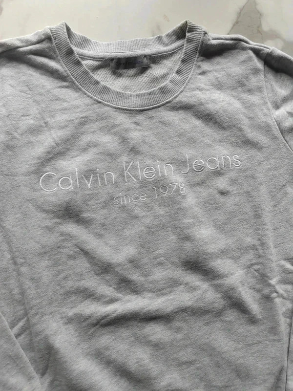 Sweat Calvin Klein gris logo – style minimaliste – Calvin Klein – taille S / 36 / 8 4