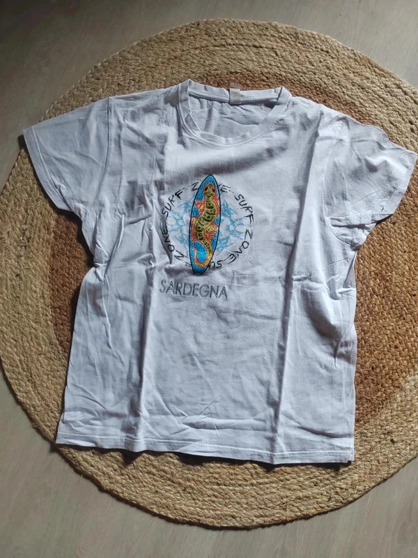 T-shirt blanc Sardegna surf – Taille L – graphique été – Roly – taille L 2