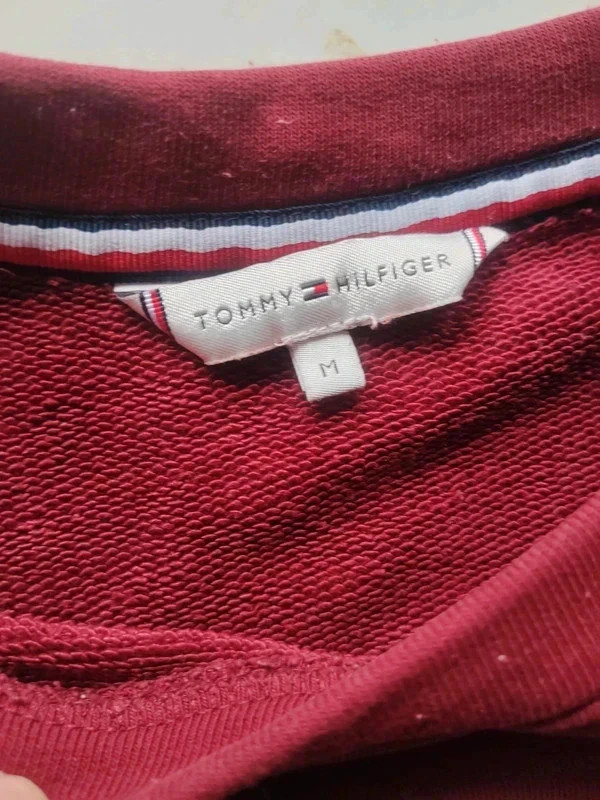 Sweat Tommy Hilfiger rouge logo H – vintage streetwear – Tommy Hilfiger – taille M / 38 / 10 5