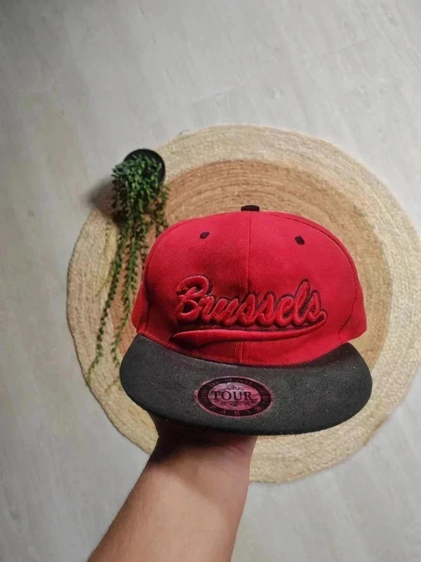 Casquette plate vintage brussels rouge et noir brodée – Vintage Dressing – taille Taille unique 3