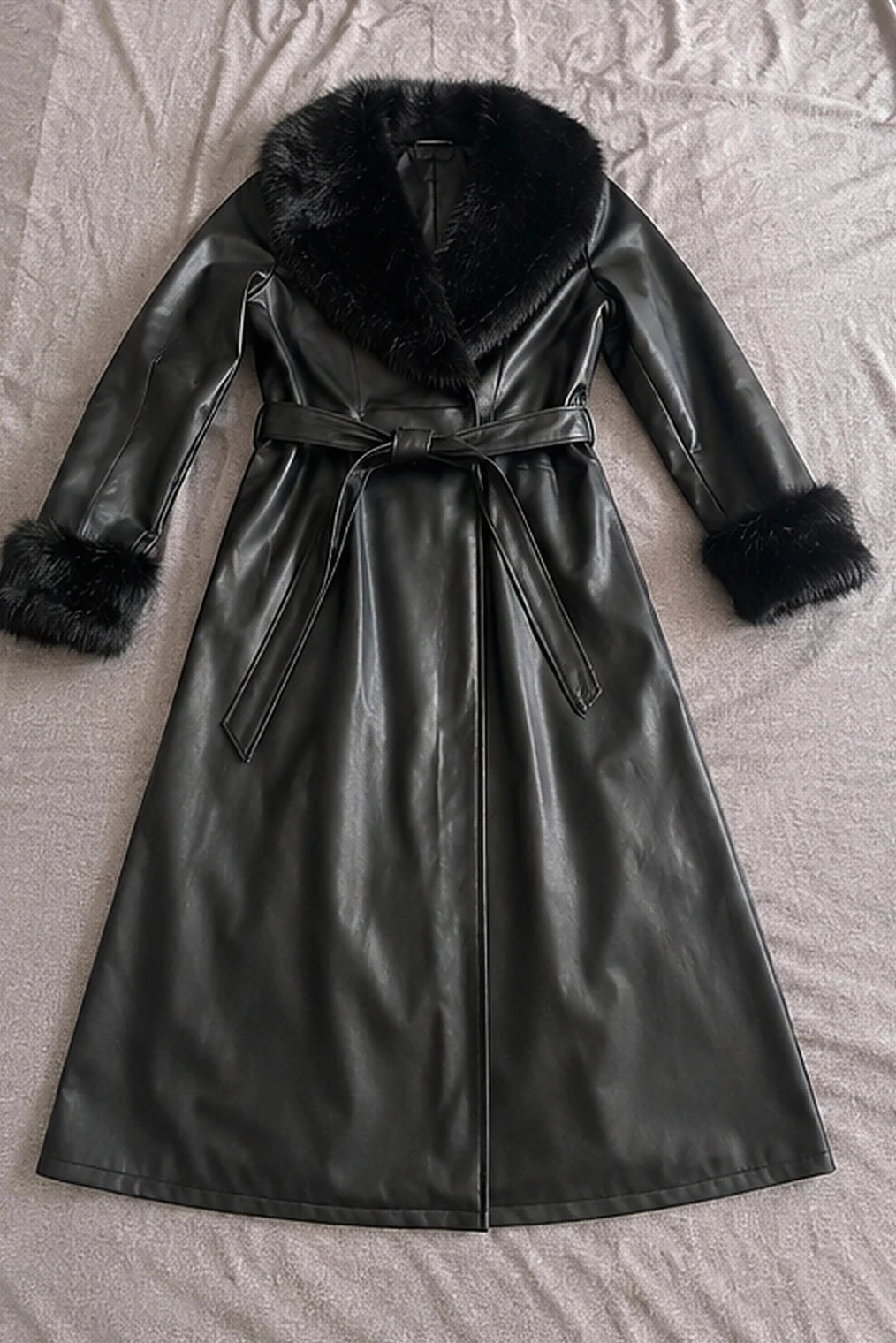 Long manteau noir effet cuir col et poignets fourrure – Fabrique Pérouges – taille S / 36 / 8 4