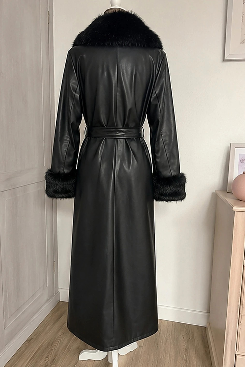 Long manteau noir effet cuir col et poignets fourrure – Fabrique Pérouges – taille S / 36 / 8 2