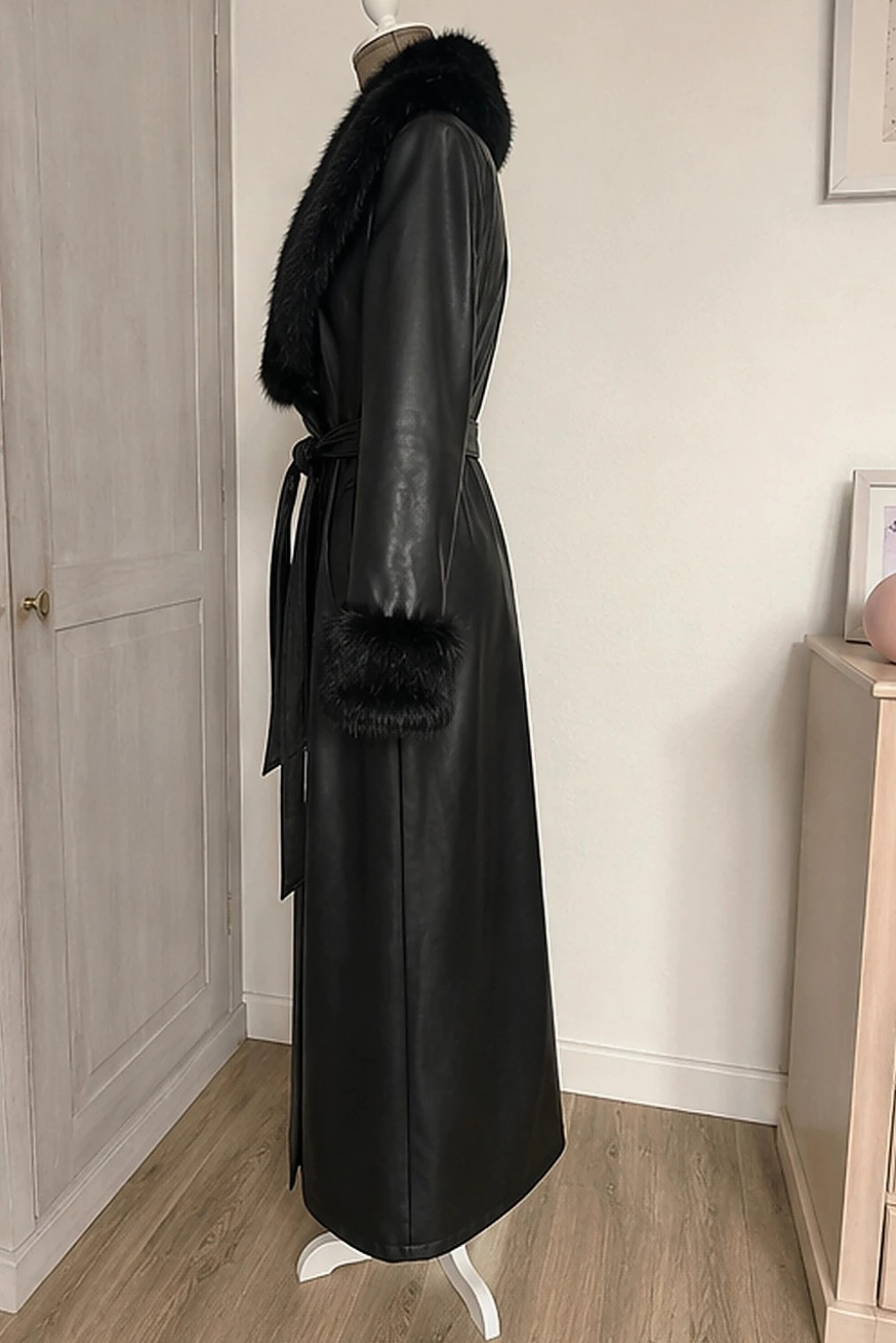 Long manteau noir effet cuir col et poignets fourrure – Fabrique Pérouges – taille S / 36 / 8 3