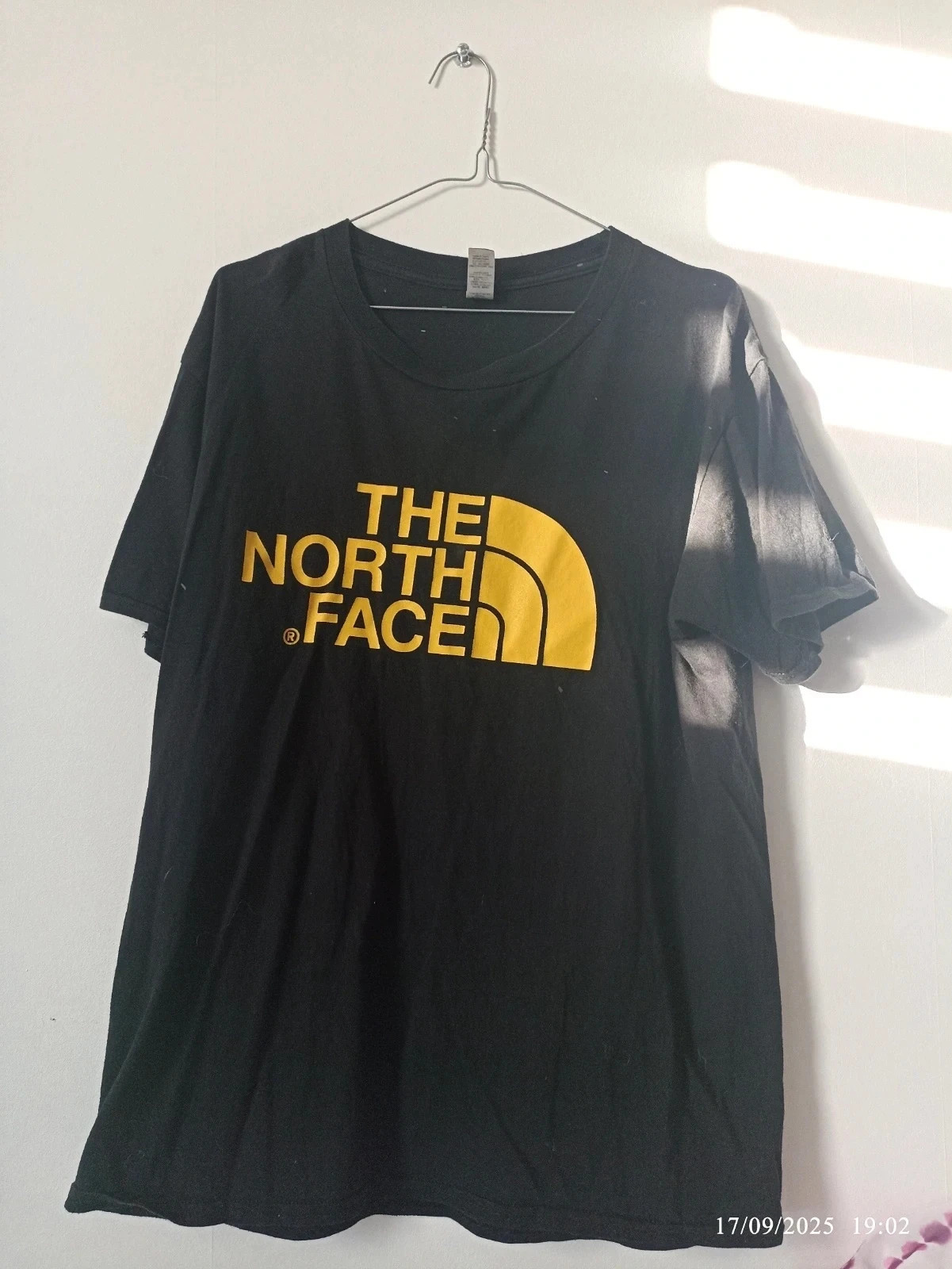 T-shirt noir imprimé The North Face jaune – The North Face – taille M 2