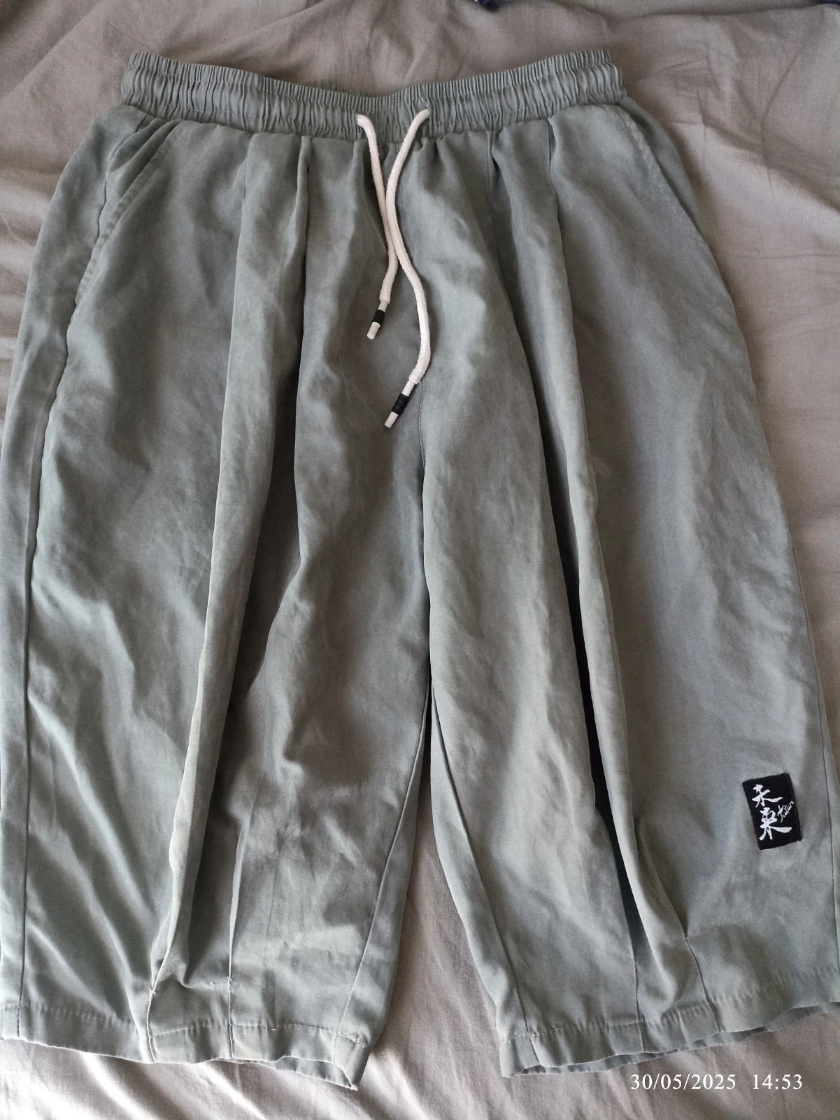 🩳 Short gris avec inscription chinois– Très bon état – Shein – taille M 2