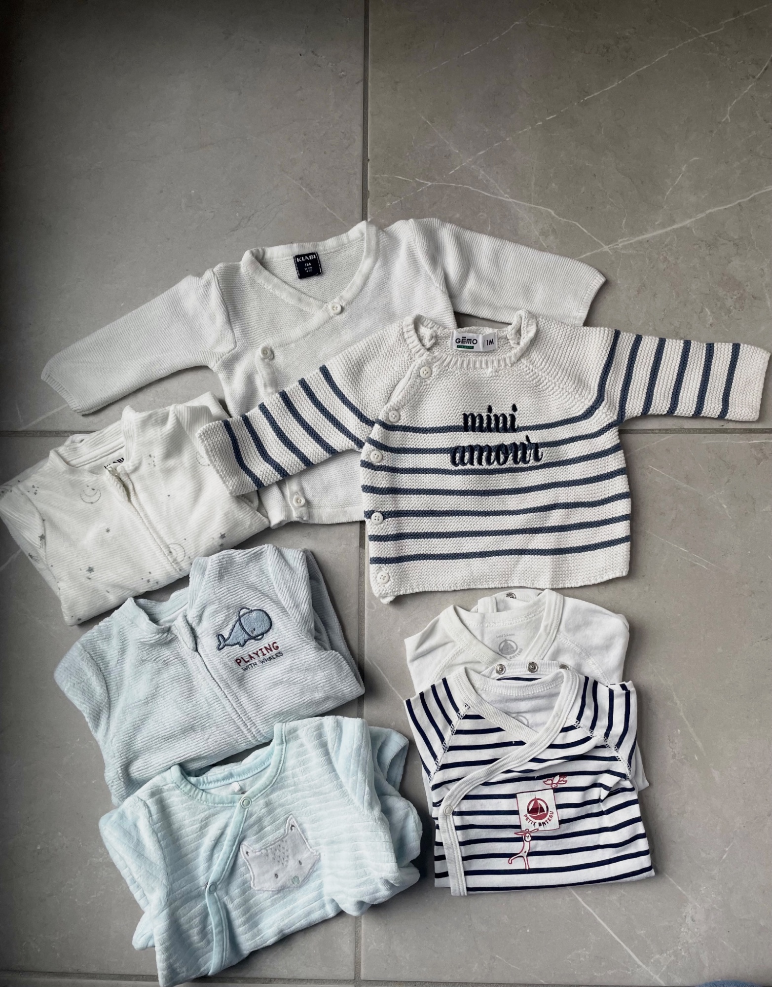 Lot de pyjamas/bodies/brassière 1 mois