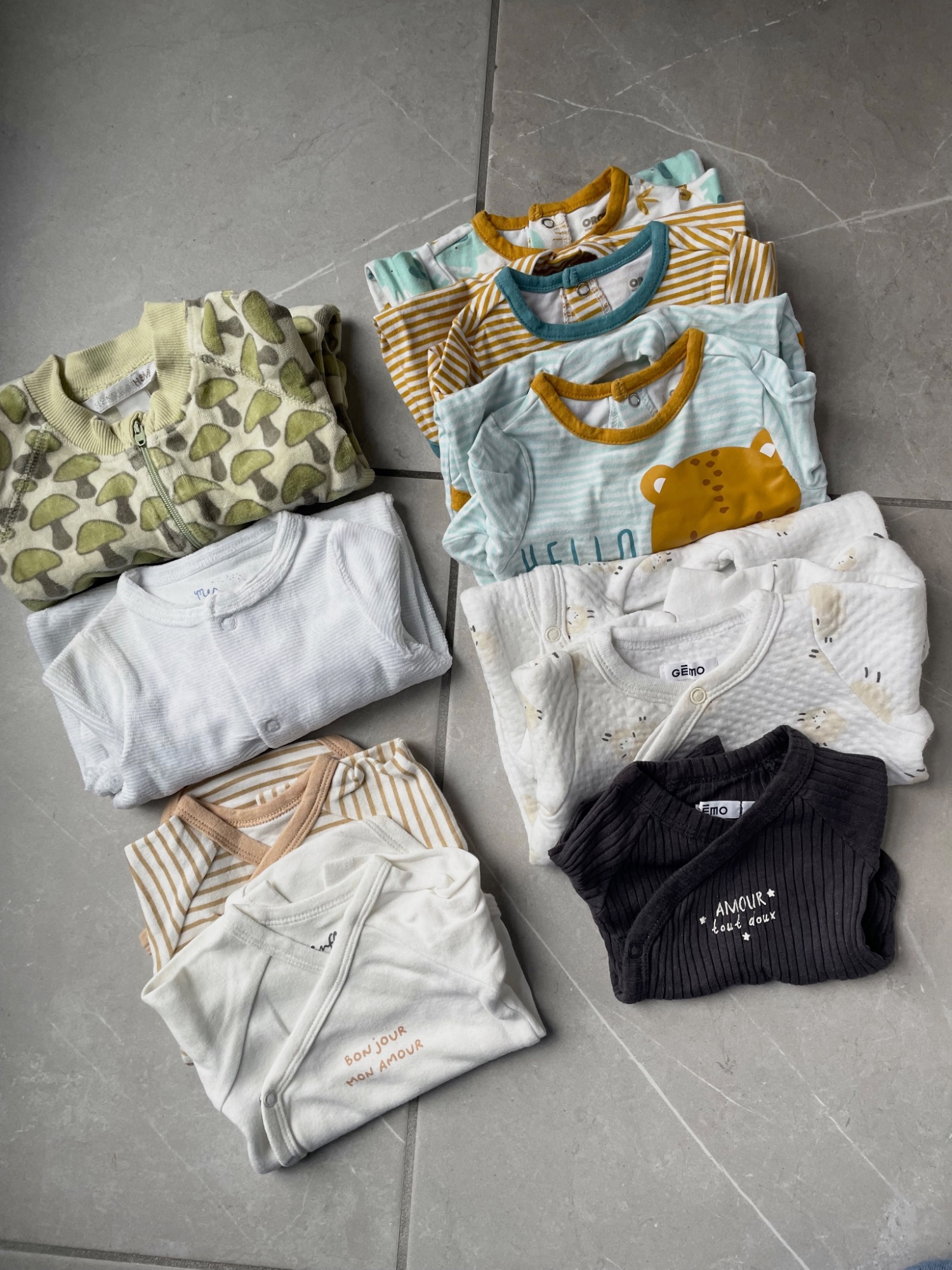 Lot pyjamas/bodies naissance