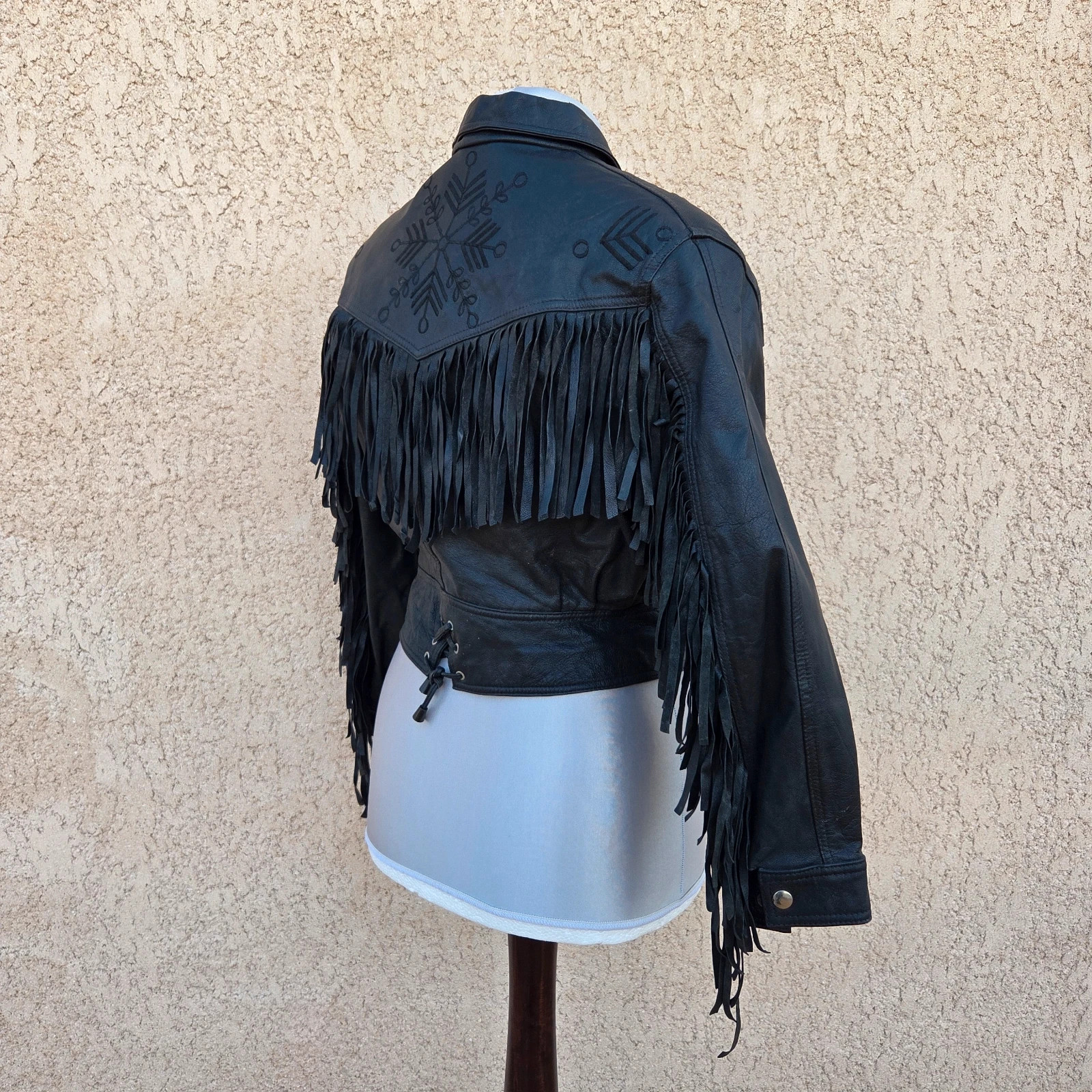 Veste cowboy femme blouson manteau moto année 80 année 90 taille S/M cuir noir a frange logo brodé – Vintage Dressing – taille M / 38 / 10 2