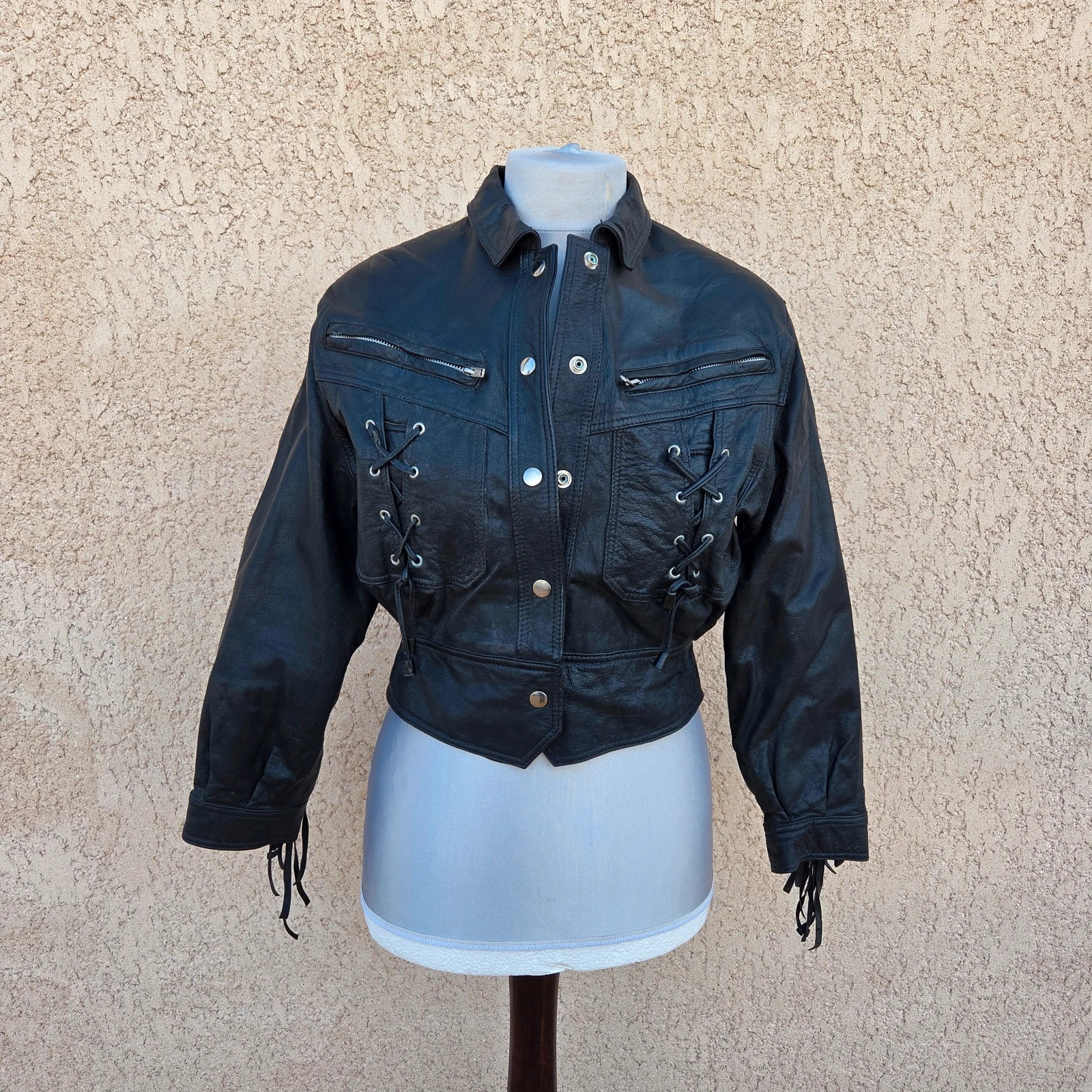 Veste cowboy femme blouson manteau moto année 80 année 90 taille S/M cuir noir a frange logo brodé – Vintage Dressing – taille M / 38 / 10 3