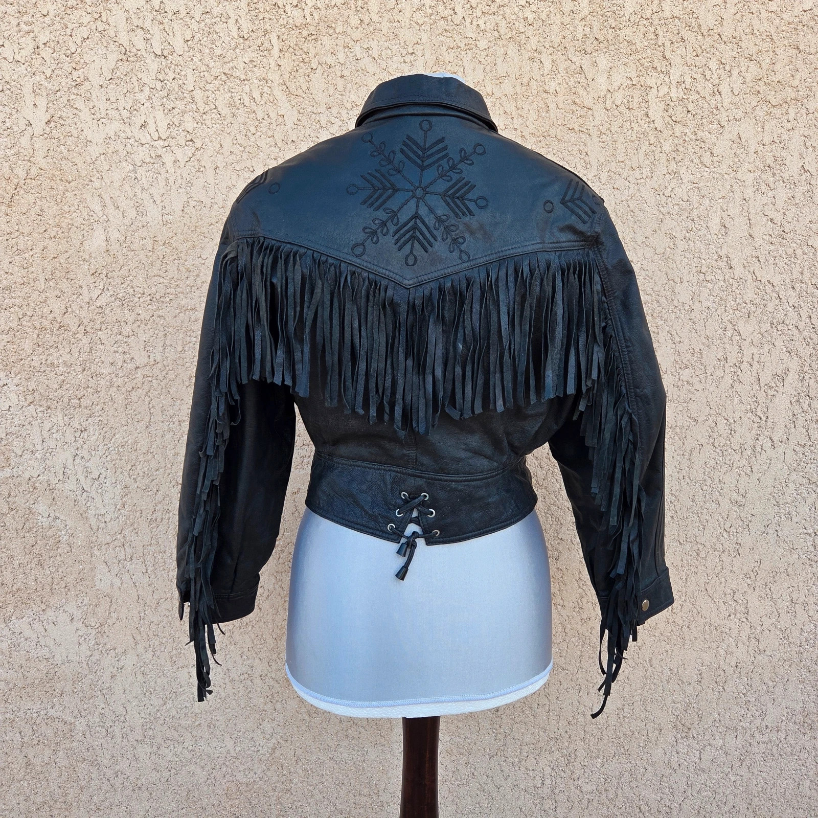Veste cowboy femme blouson manteau moto année 80 année 90 taille S/M cuir noir a frange logo brodé – Vintage Dressing – taille M / 38 / 10