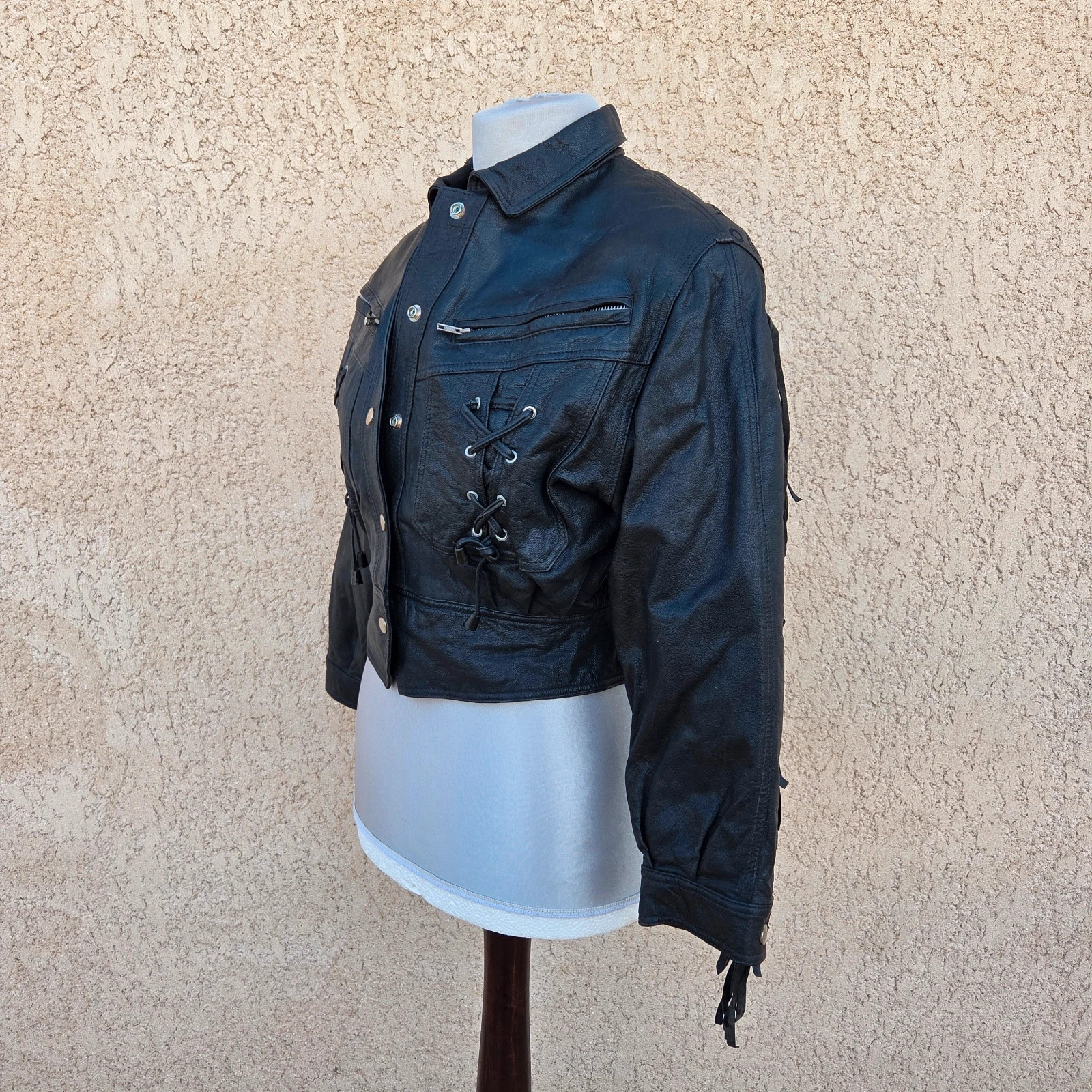 Veste cowboy femme blouson manteau moto année 80 année 90 taille S/M cuir noir a frange logo brodé – Vintage Dressing – taille M / 38 / 10 5