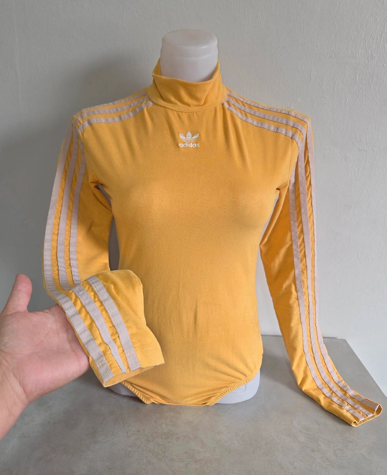 Bodie Adidas velour peau de pêche taille 36 manches longue jaune blanc – adidas – taille S / 36 / 8 4