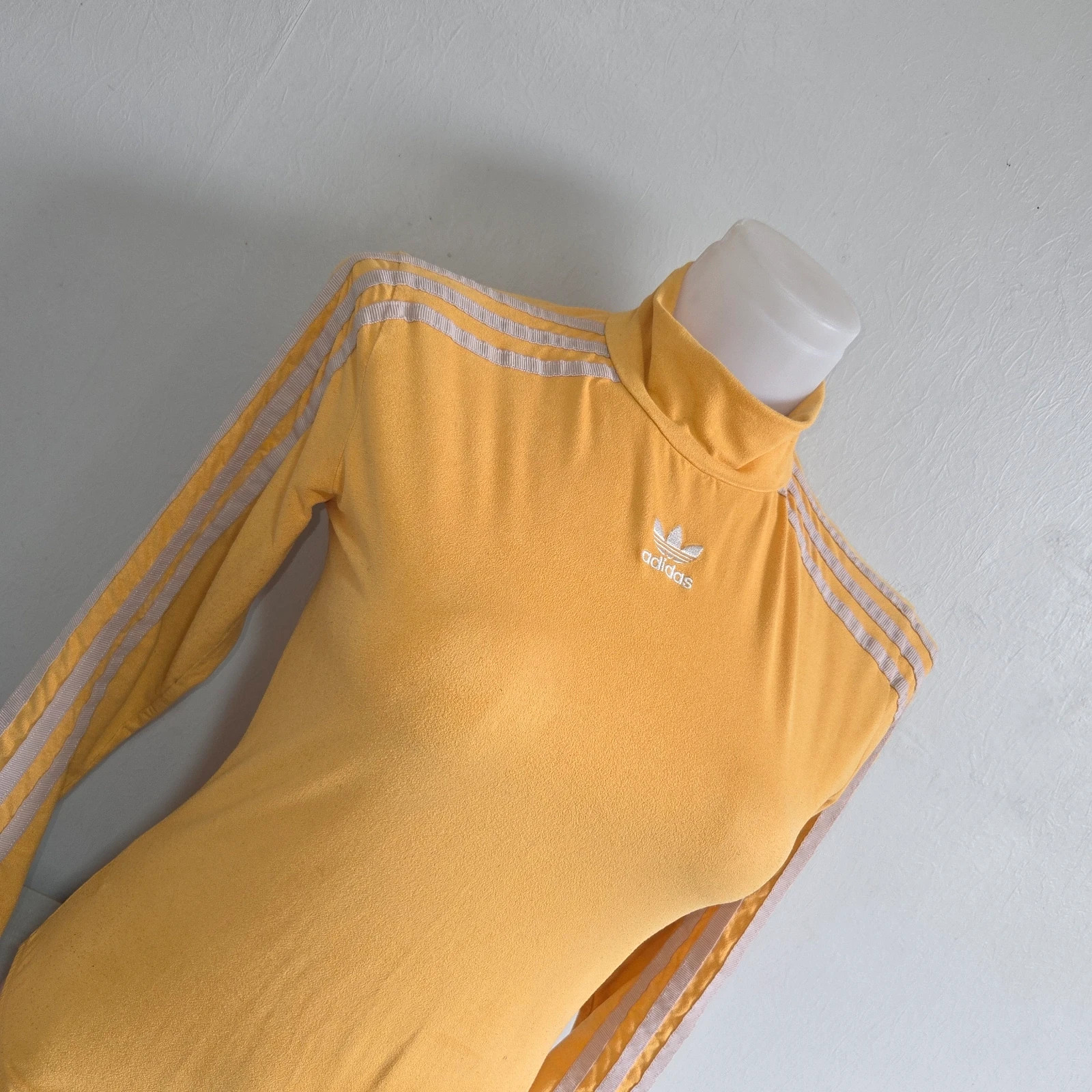 Bodie Adidas velour peau de pêche taille 36 manches longue jaune blanc – adidas – taille S / 36 / 8 3
