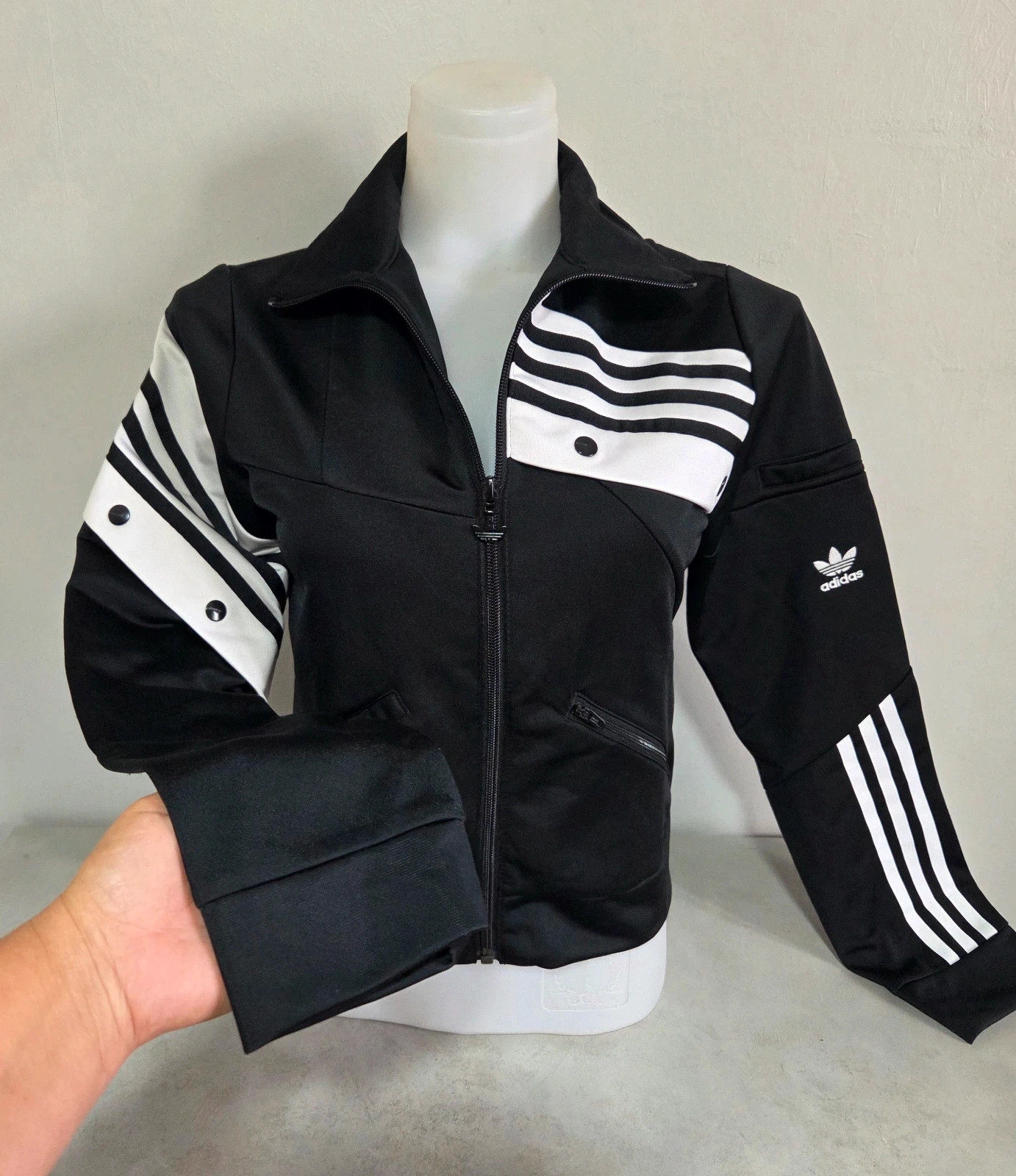 Veste zippé Adidas bouton pression vintage noir blanc courte crop top moulante taille M/38 – adidas – taille M / 38 / 10 5