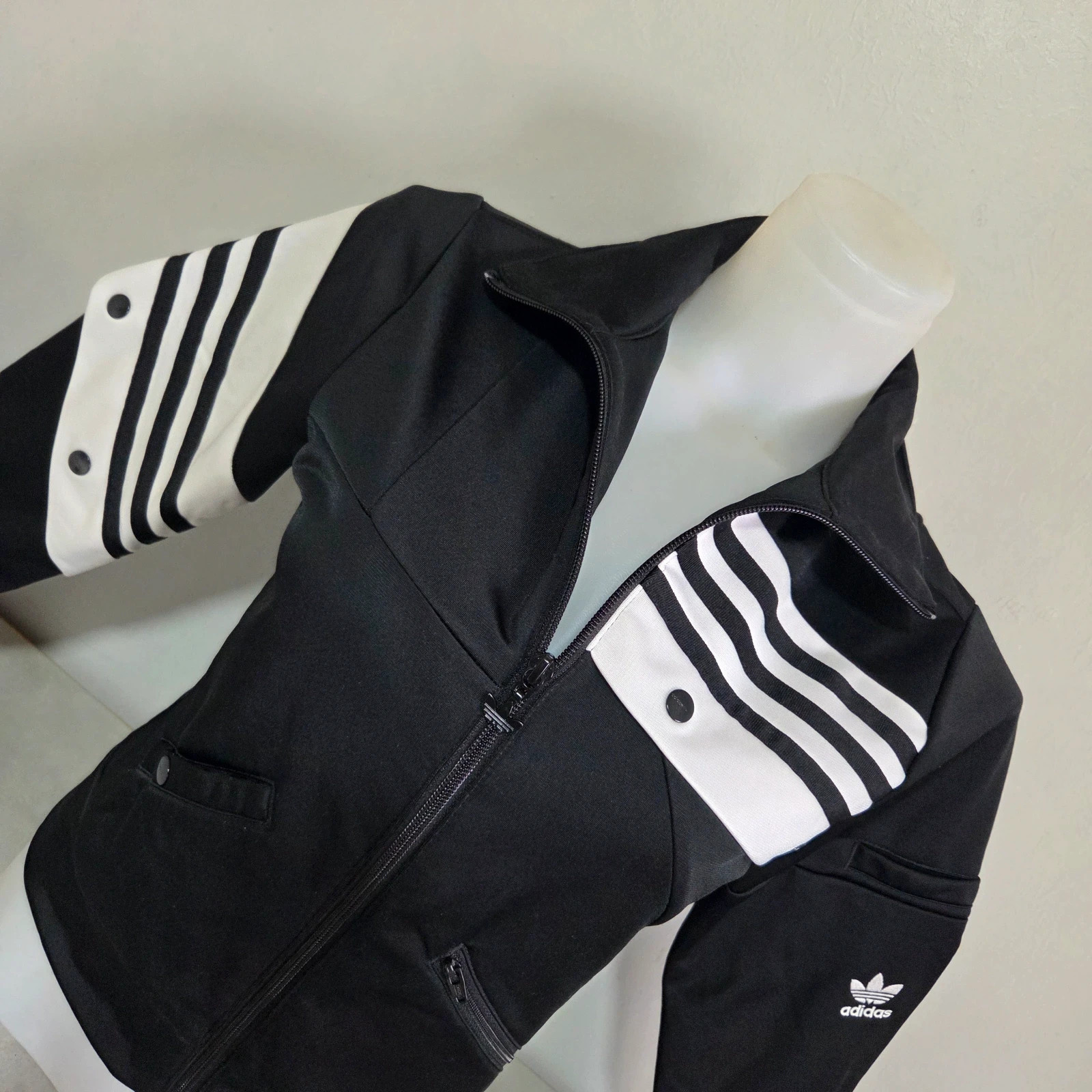 Veste zippé Adidas bouton pression vintage noir blanc courte crop top moulante taille M/38 – adidas – taille M / 38 / 10 4