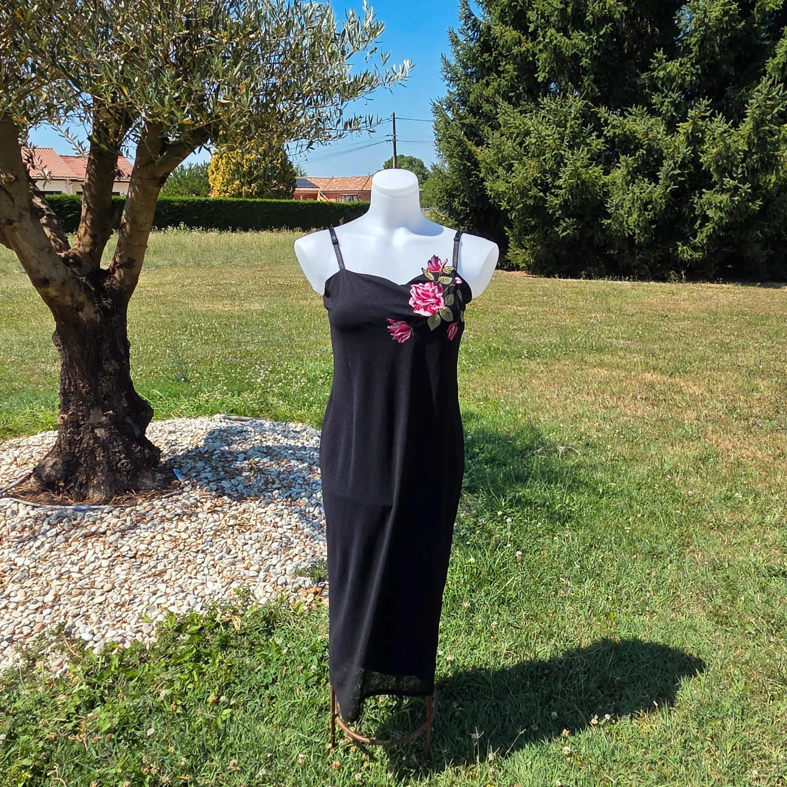 Robe mi longue taille M noir fleur rose brodé sandro