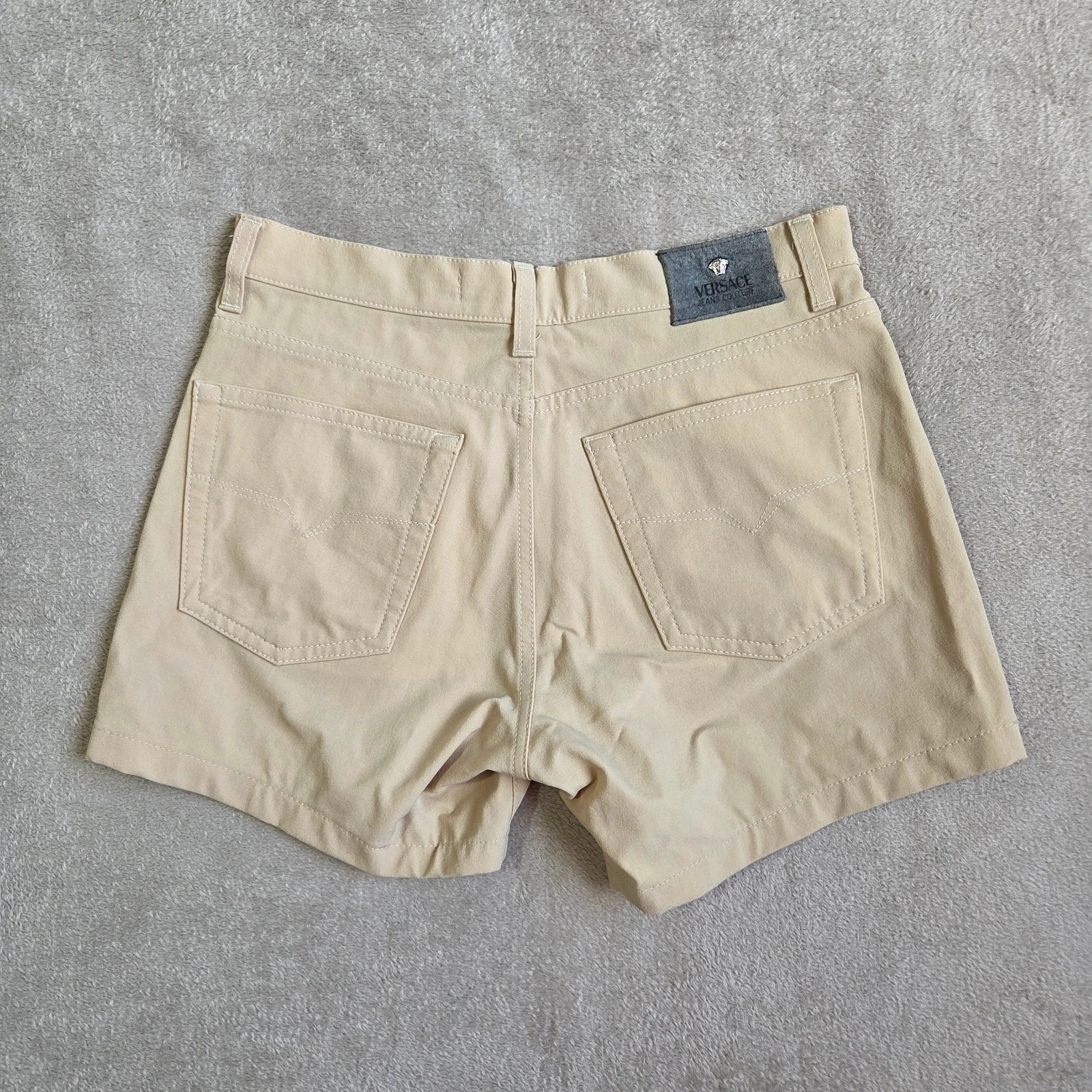 Short beige versace jeans couture matière élastique taille L – Versace Jeans Couture – taille L / 40 / 12