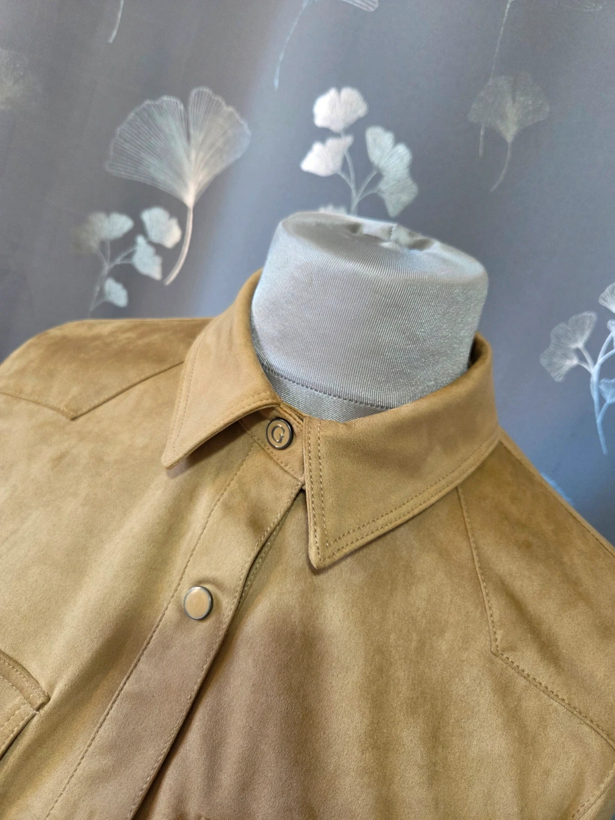 Chemise chemisier style velours camel Guess taille M – GUESS – taille M / 38 / 10 4