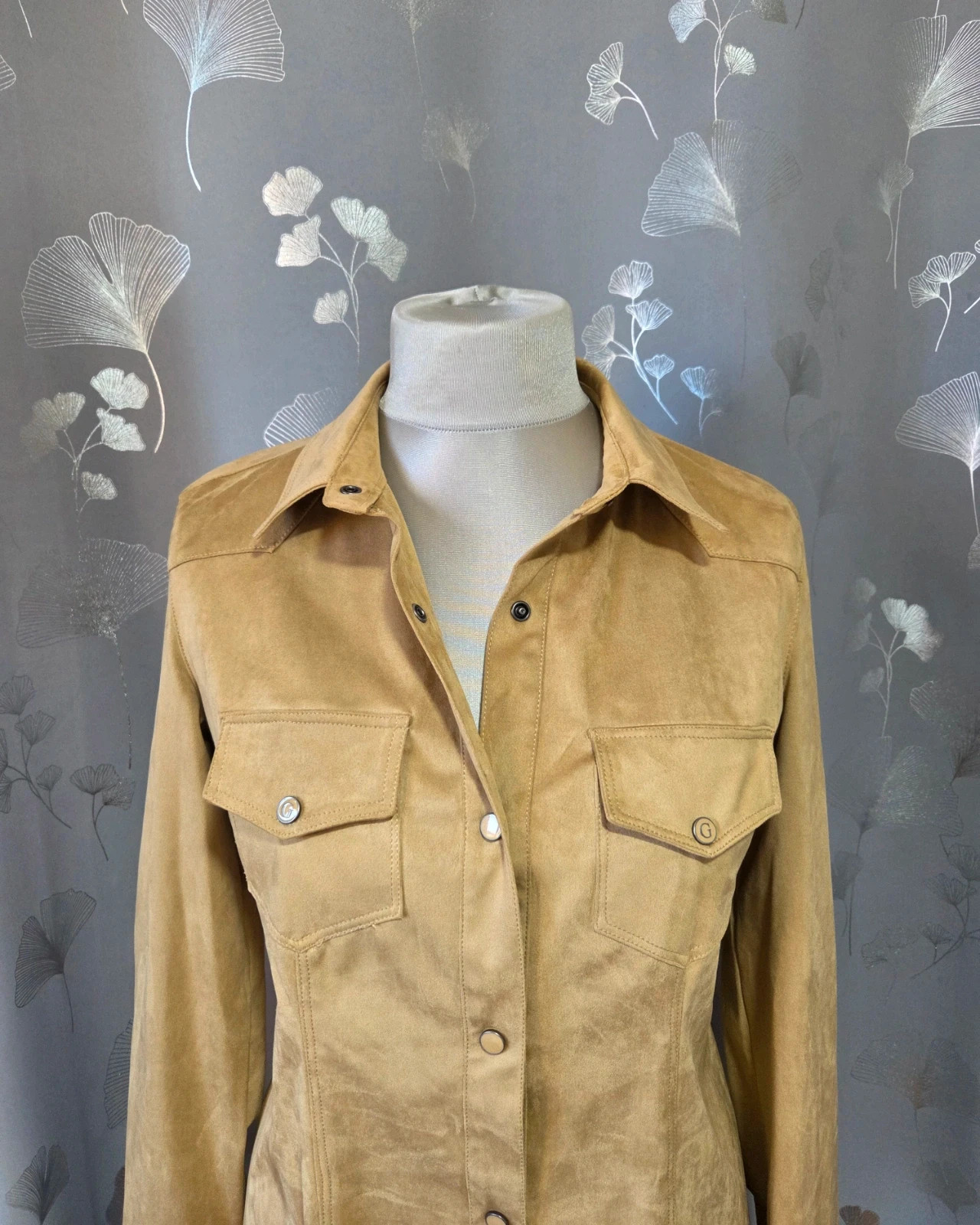 Chemise chemisier style velours camel Guess taille M – GUESS – taille M / 38 / 10 3