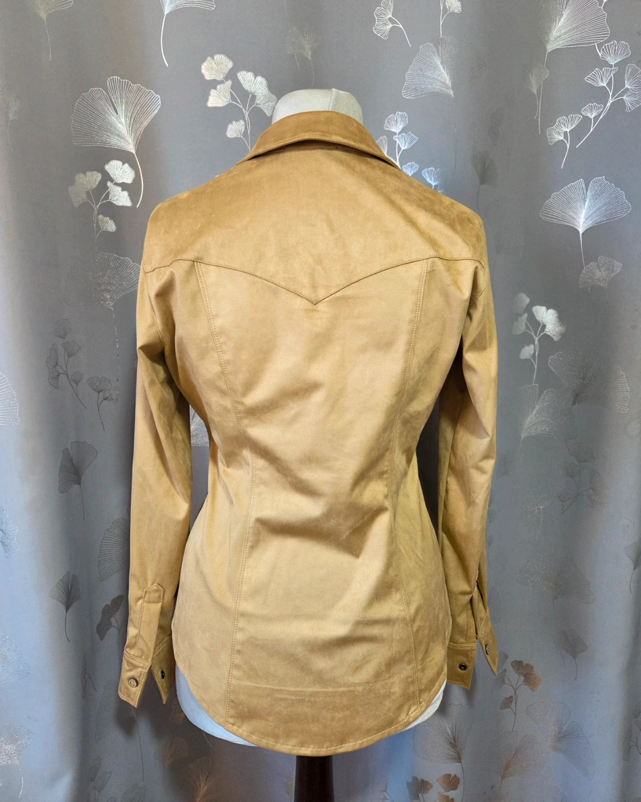 Chemise chemisier style velours camel Guess taille M – GUESS – taille M / 38 / 10 2