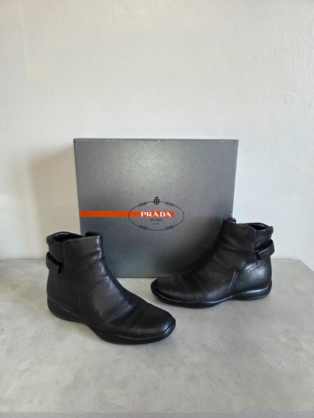 Botte bottine mis haute sans talons prada cuir noir taille 35/36