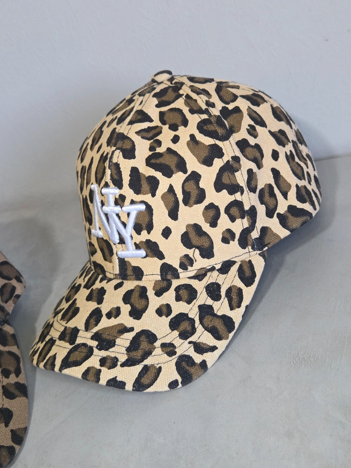 Lots de 2 casquettes léopard neuve – Femme – taille Taille unique 4