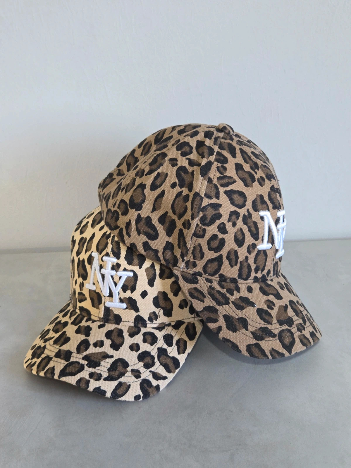 Lots de 2 casquettes léopard neuve – Femme – taille Taille unique 5