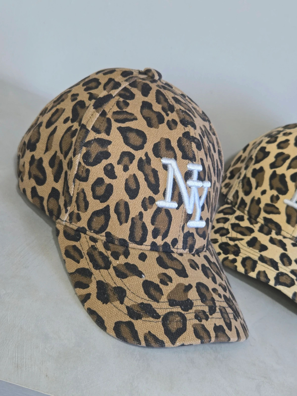 Lots de 2 casquettes léopard neuve – Femme – taille Taille unique 3