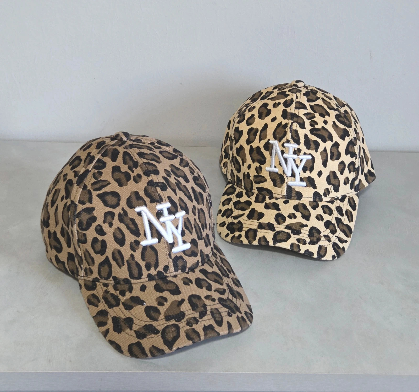 Lots de 2 casquettes léopard neuve – Femme – taille Taille unique 2
