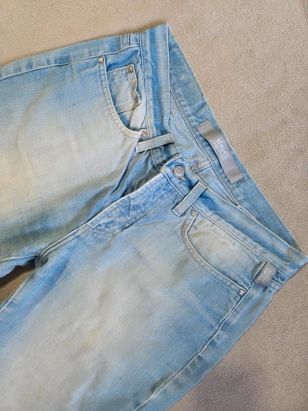 Pantalon jeans versace taille M 38 coupe droite bleu clair – Versace – taille M / 38 / 10 5