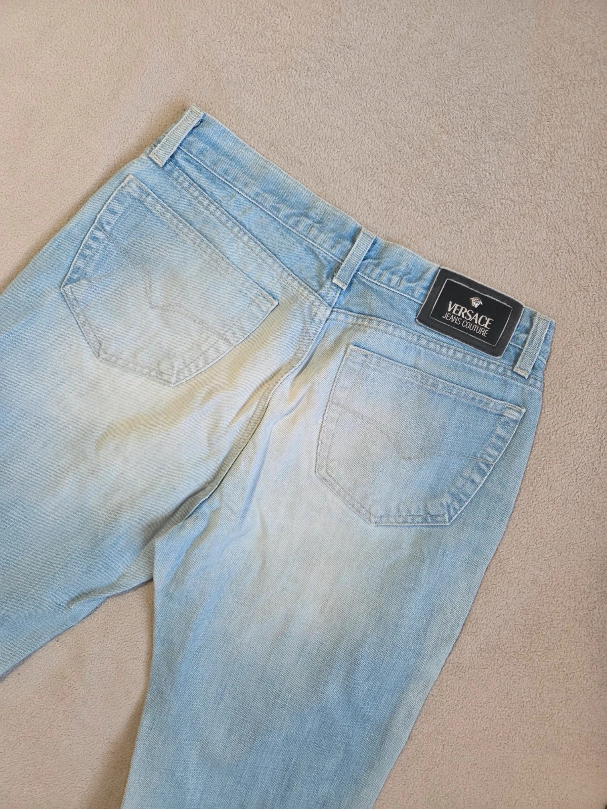 Pantalon jeans versace taille M 38 coupe droite bleu clair – Versace – taille M / 38 / 10 4