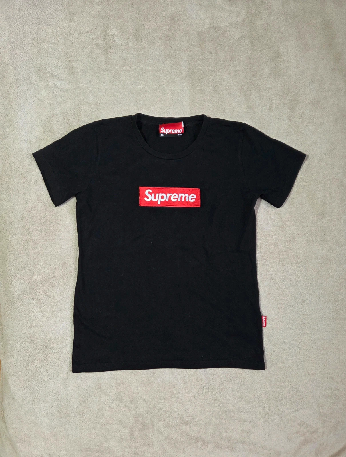 T-shirt Supreme taille S logo brodé