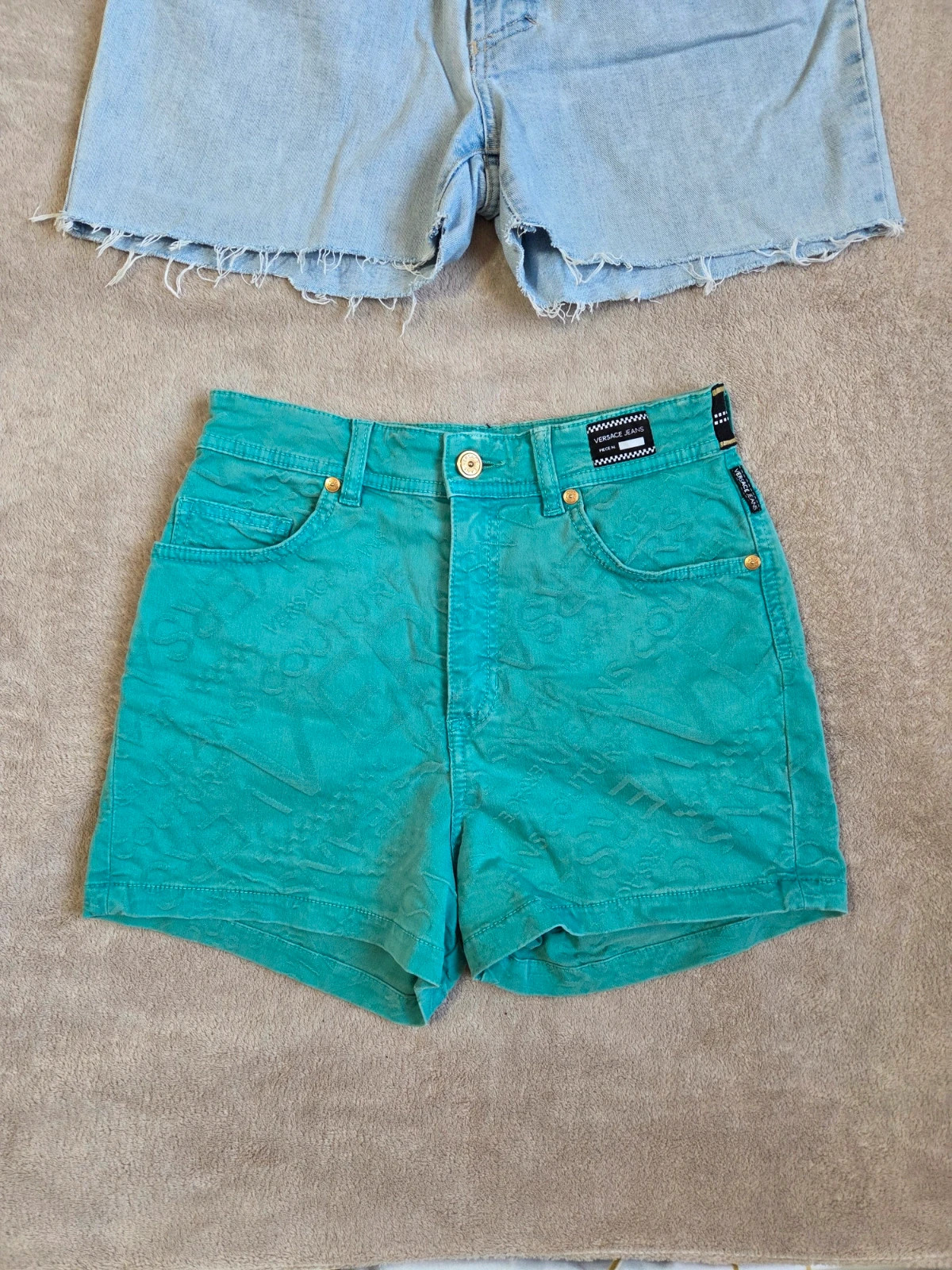 Lot 2 shorts versace taille S / M – Versace – taille M / 38 / 10 3