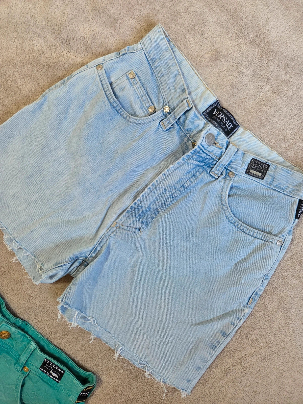 Lot 2 shorts versace taille S / M – Versace – taille M / 38 / 10 5