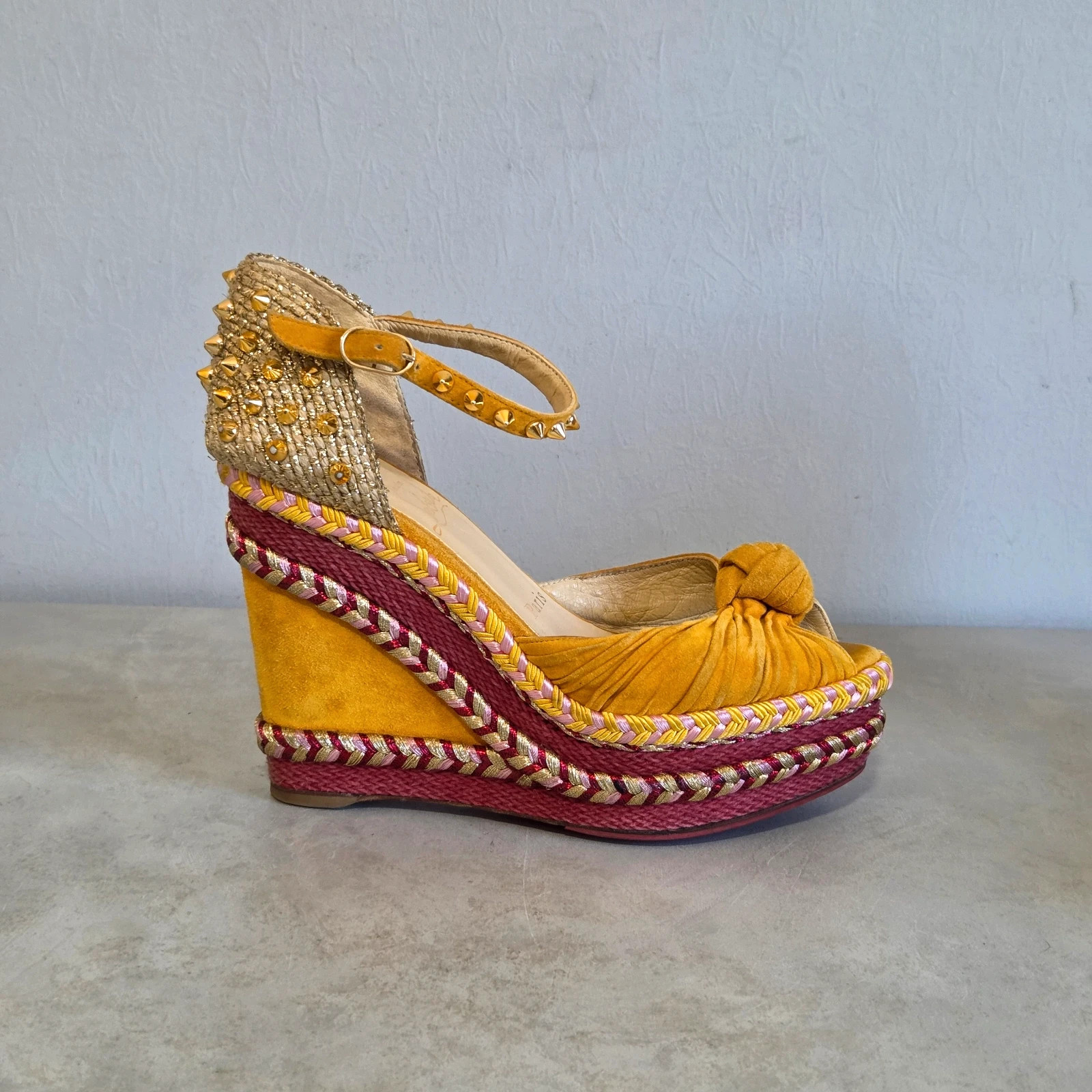 Chaussures talon compenser Christian louboutin jaune moutarde bordeaux clou taille 36 – Christian Louboutin – taille 36 4