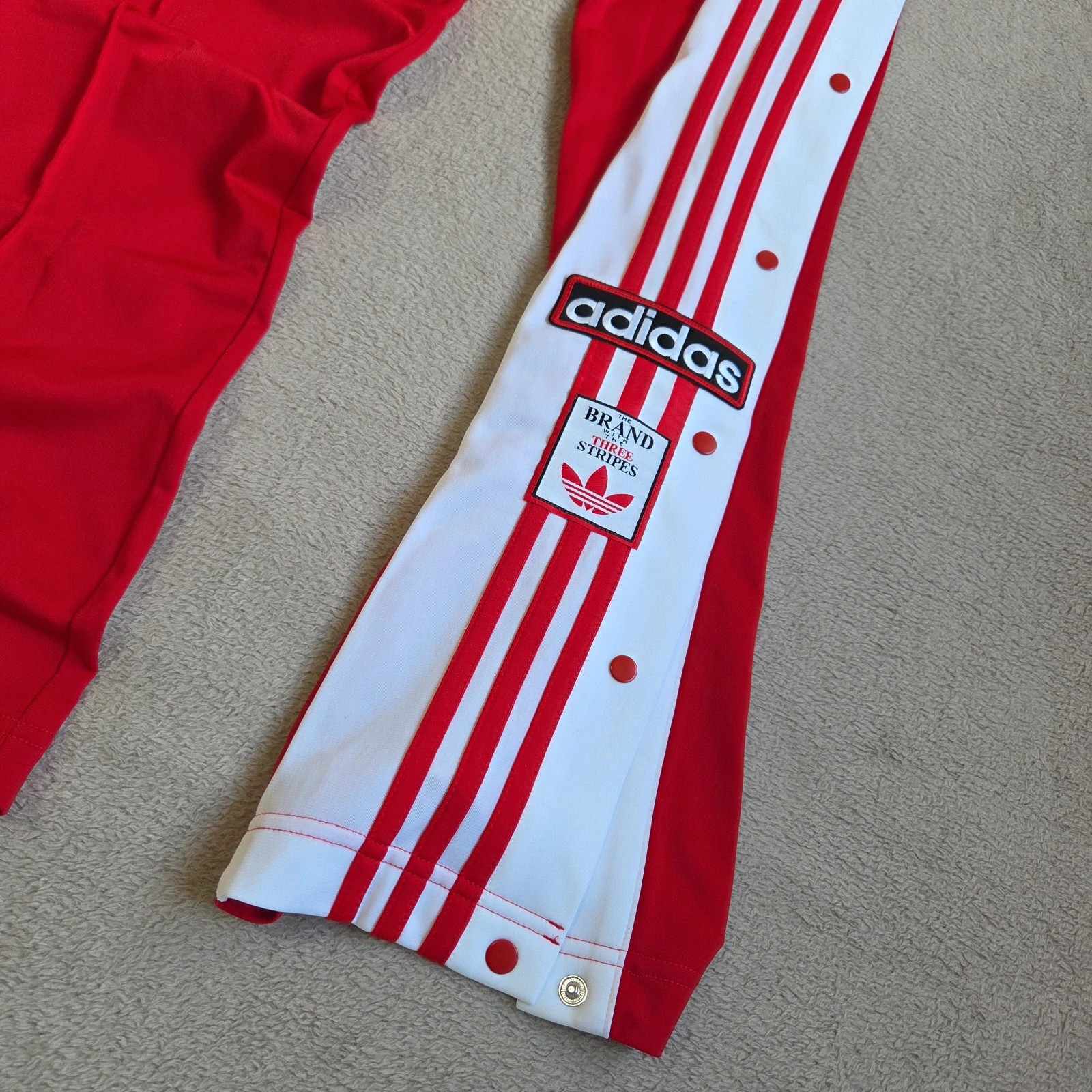 Pantalon survêtement jogging Adidas neuf taille 40/ 42 L/XL rouge blanc bouton pression – adidas – taille L / 40 / 12 3