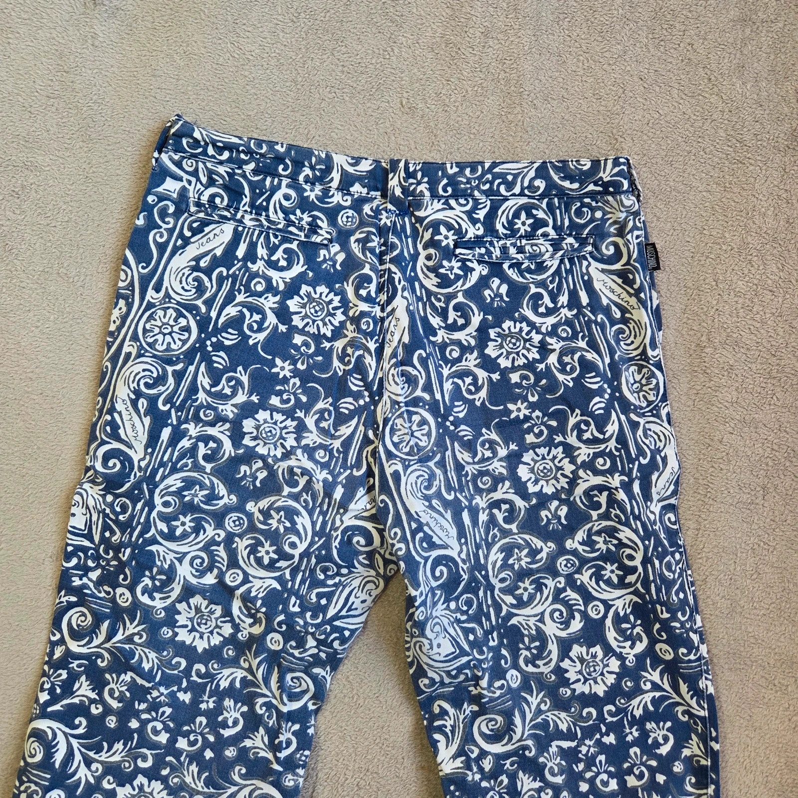 Pantalon denim élastique moschino jambe large patte d'éléphant taille M 38 motif blanc bleu – Moschino – taille M / 38 / 10 4