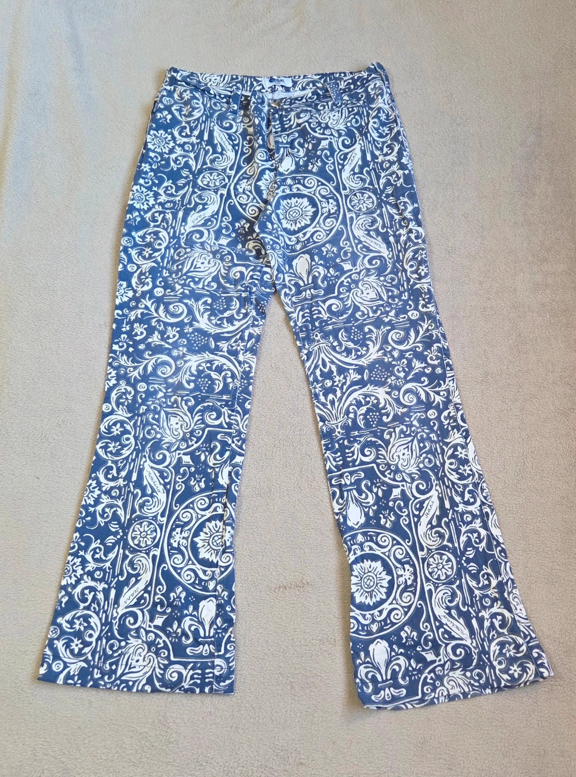 Pantalon denim élastique moschino jambe large patte d'éléphant taille M 38 motif blanc bleu – Moschino – taille M / 38 / 10 2