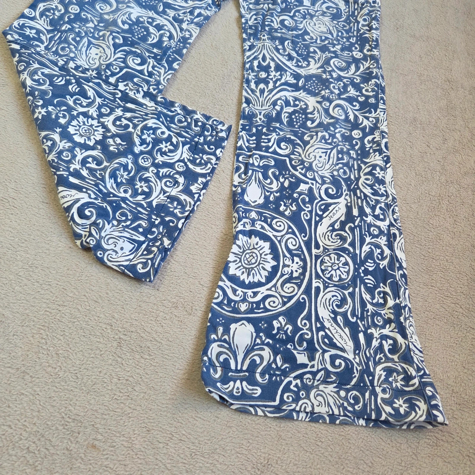 Pantalon denim élastique moschino jambe large patte d'éléphant taille M 38 motif blanc bleu – Moschino – taille M / 38 / 10 3