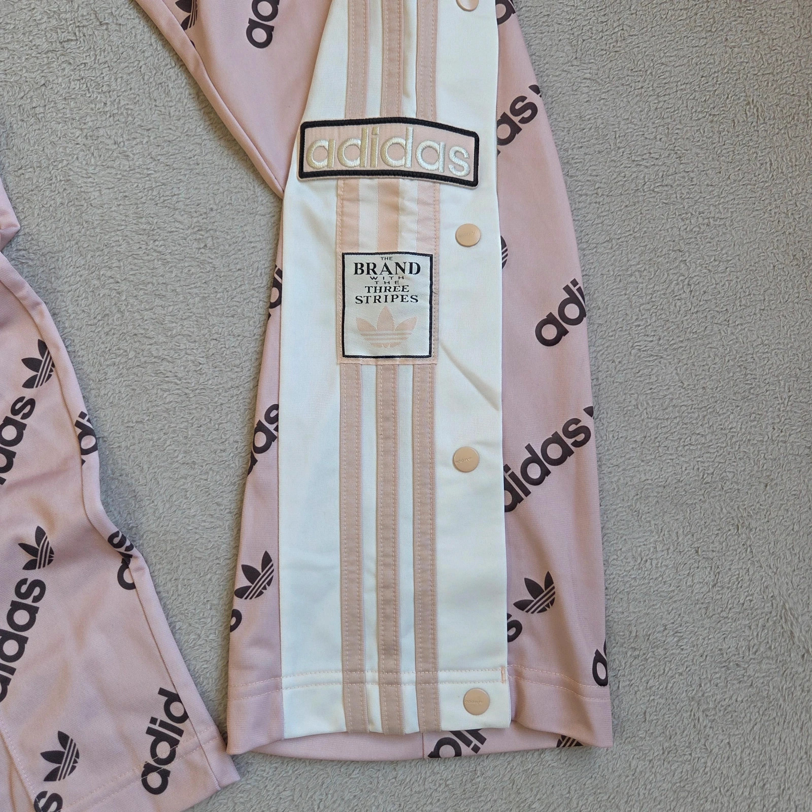 Pantalon survêtement jogging Adidas motif bouton pression neuf taille M 38 rose pale – adidas – taille M / 38 / 10 5