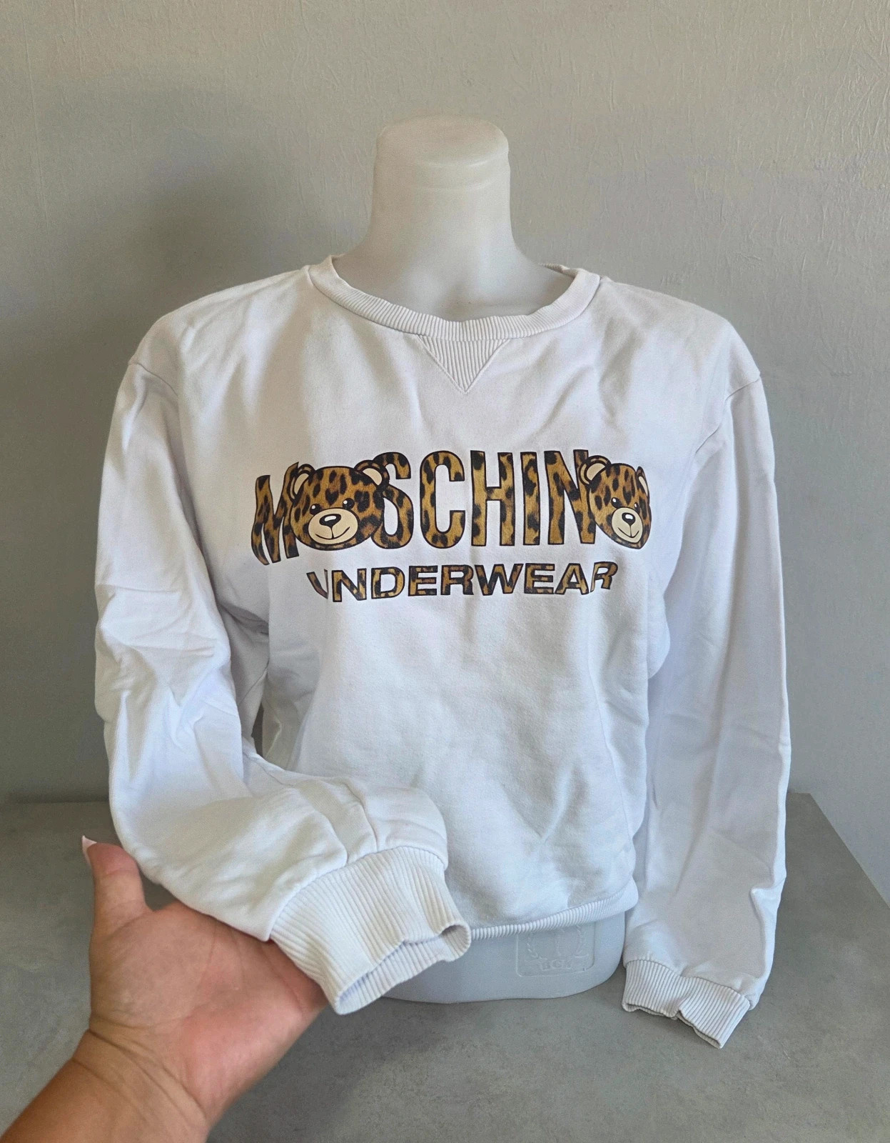 Pull sweat woody moschino léopard taille M/38 – Moschino – taille M / 38 / 10 2