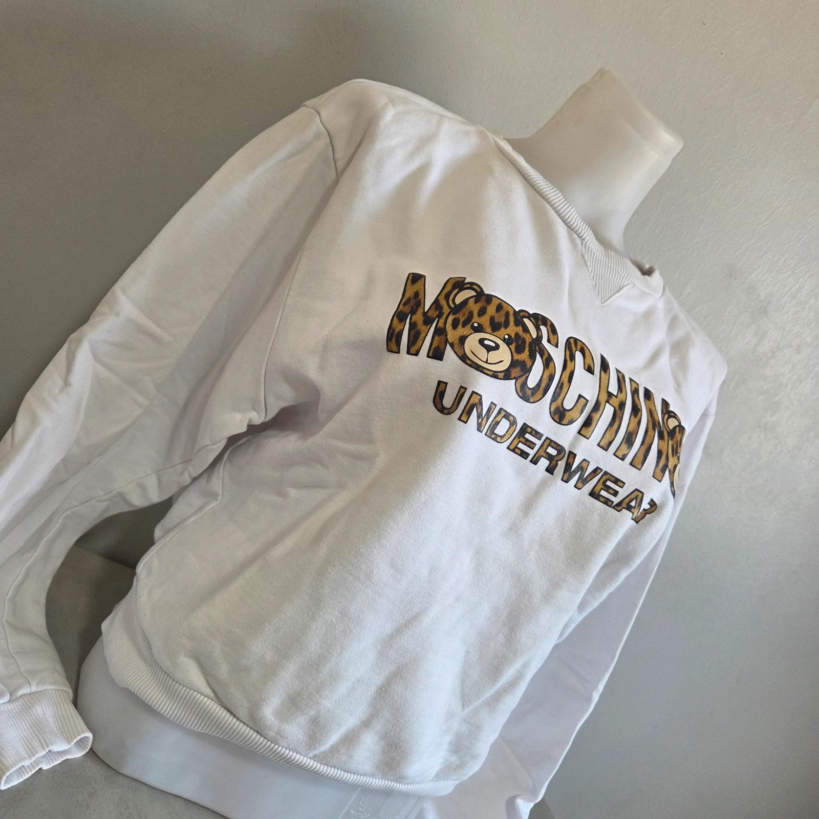 Pull sweat woody moschino léopard taille M/38 – Moschino – taille M / 38 / 10 5