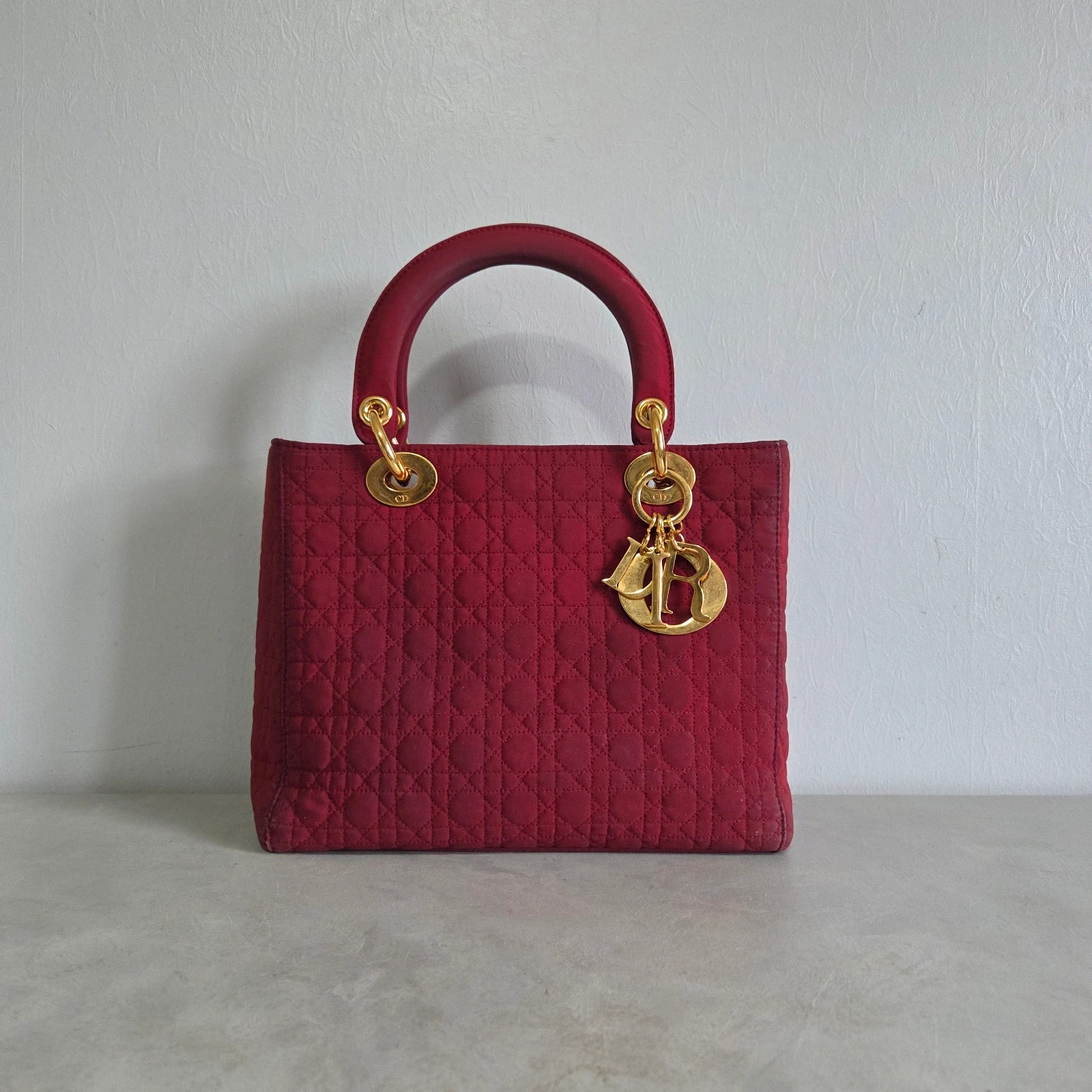 Sac a main Lady Dior vintage rouge bordeaux bijouterie doré toile Cannage