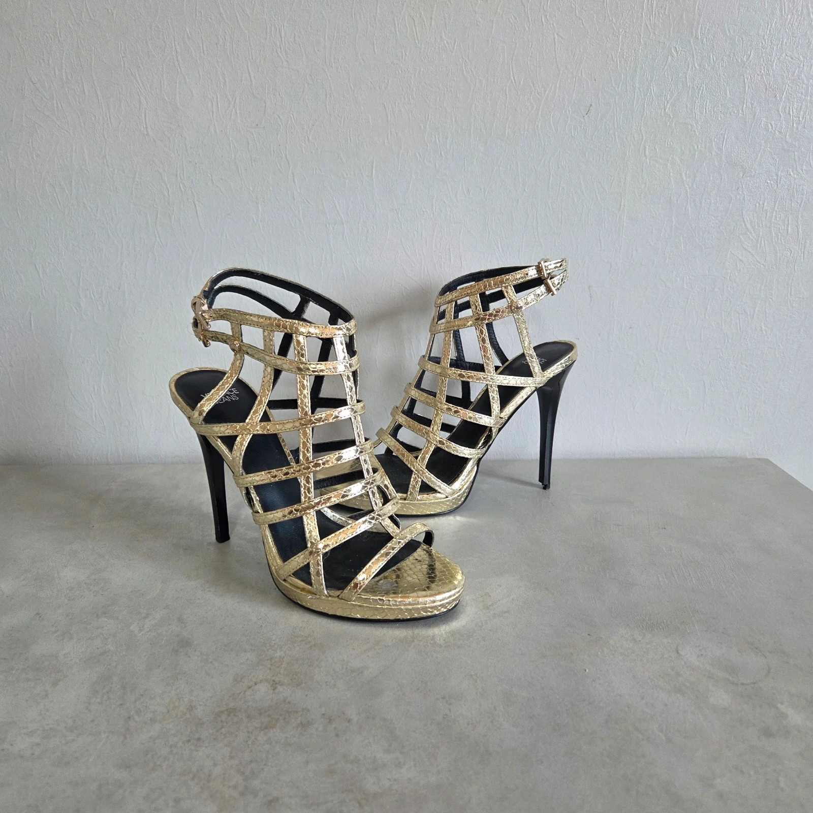 Chaussures a talons haut talons aiguille taille 36 versace jeans or doré – Versace Jeans – taille 36 2