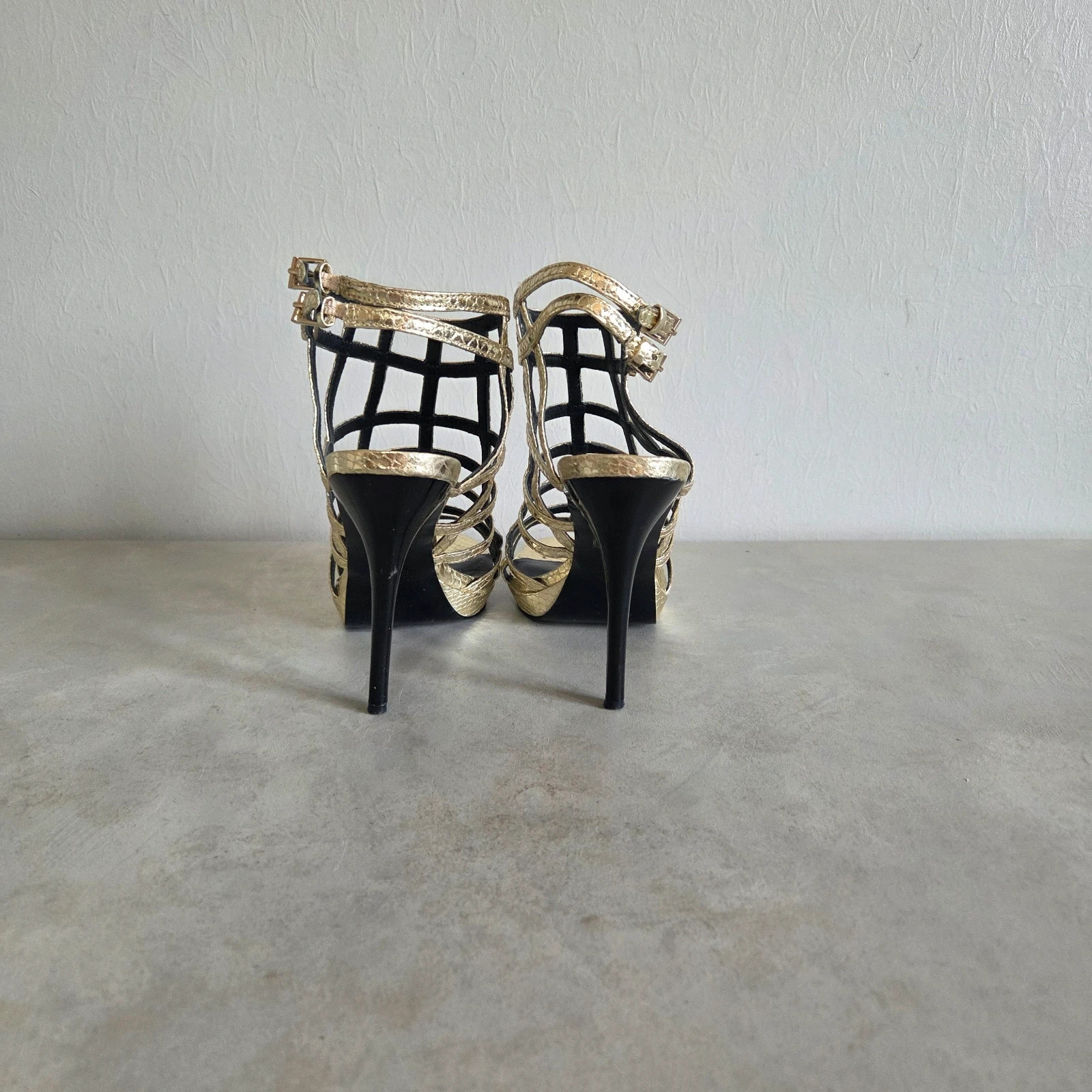 Chaussures a talons haut talons aiguille taille 36 versace jeans or doré – Versace Jeans – taille 36 4